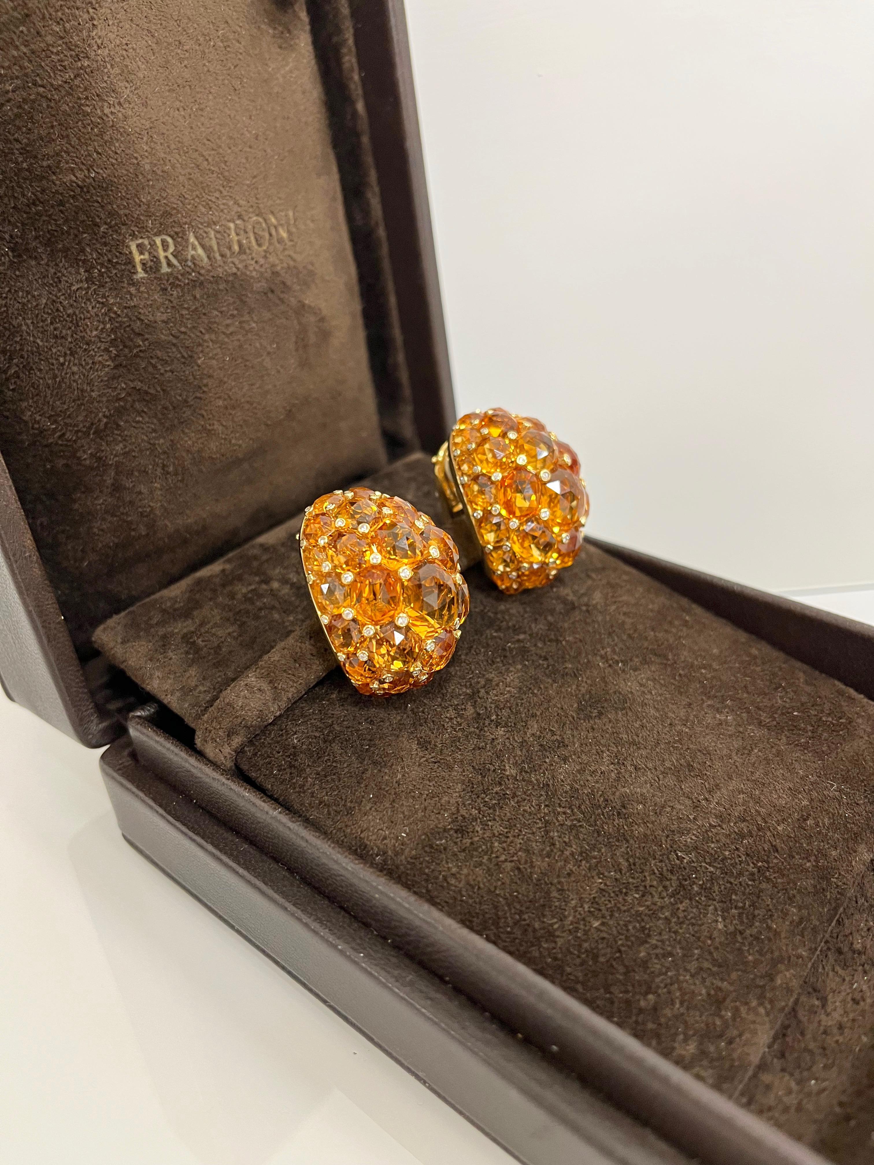 18 kt. yellow gold earrings with round-cut diamonds and multicut critine.
This gorgeous pair of earrings are hand-made in Italy.
The design is very classic and can be worn on any occasion.
1990 ca.

Diamonds: 0.64 carats
Citrine: 98.41