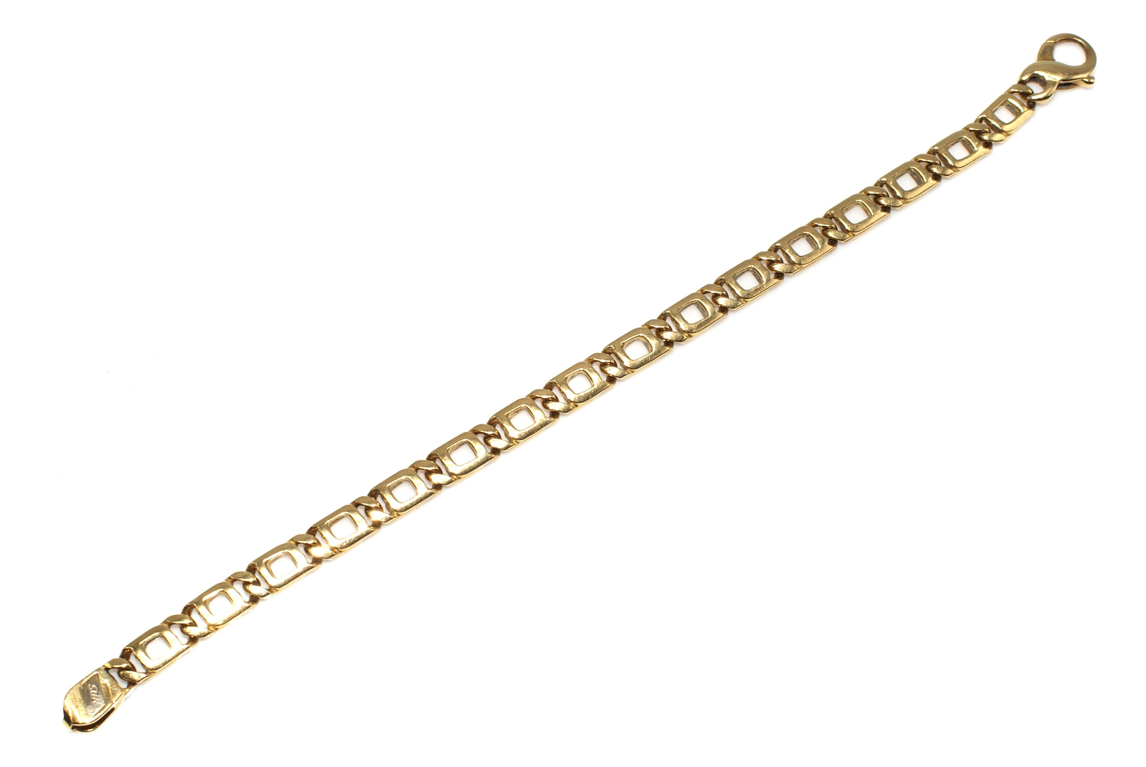 Classic 18 Karat Yellow Gold Curb Link Bracelet In Excellent Condition In New York, NY