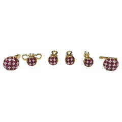 Ensemble classique de boutons de manchette et de clous d'oreilles en or jaune 18 carats avec rubis et diamants