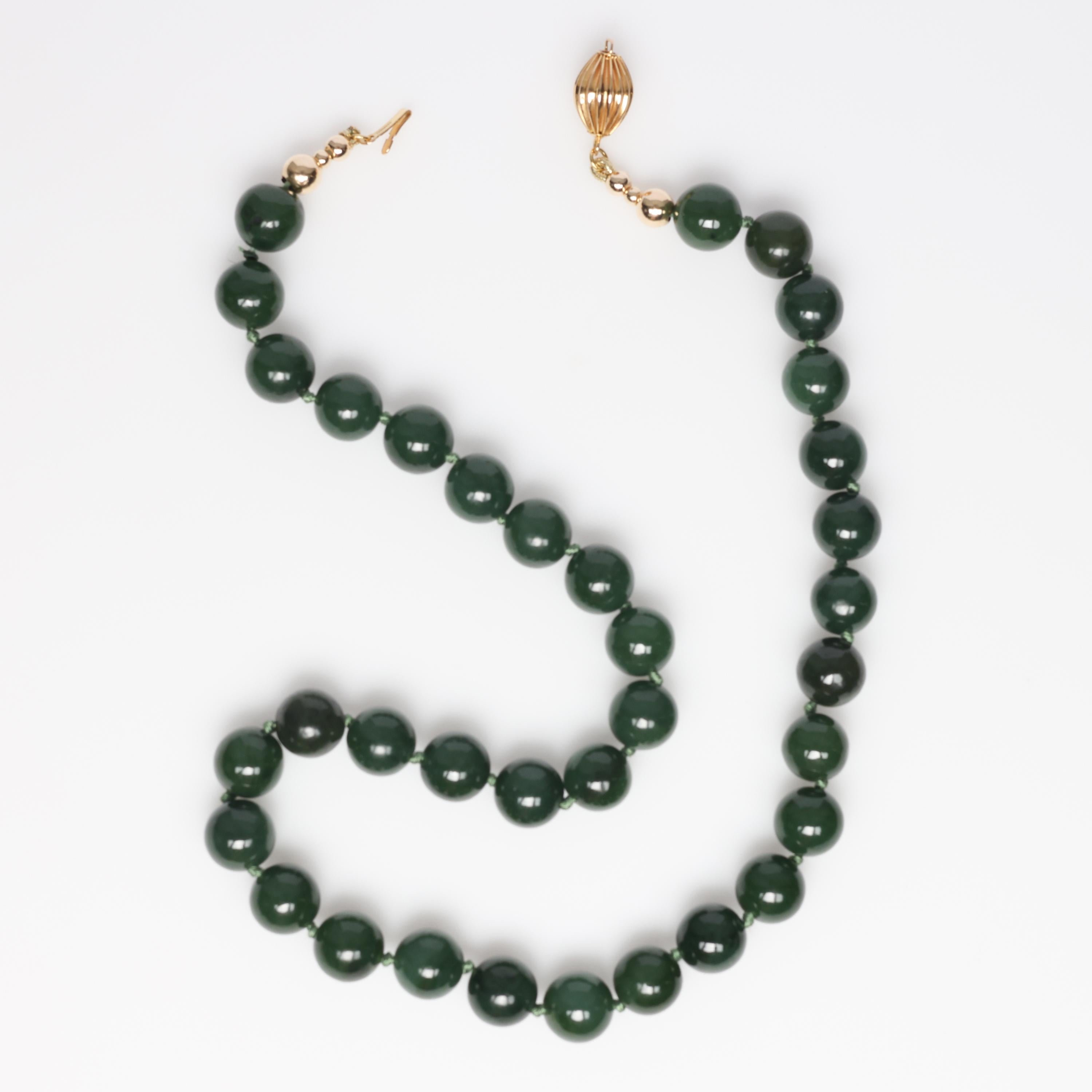 Ce collier classique et intemporel en jade néphrite naturel et non traité mesure 18
