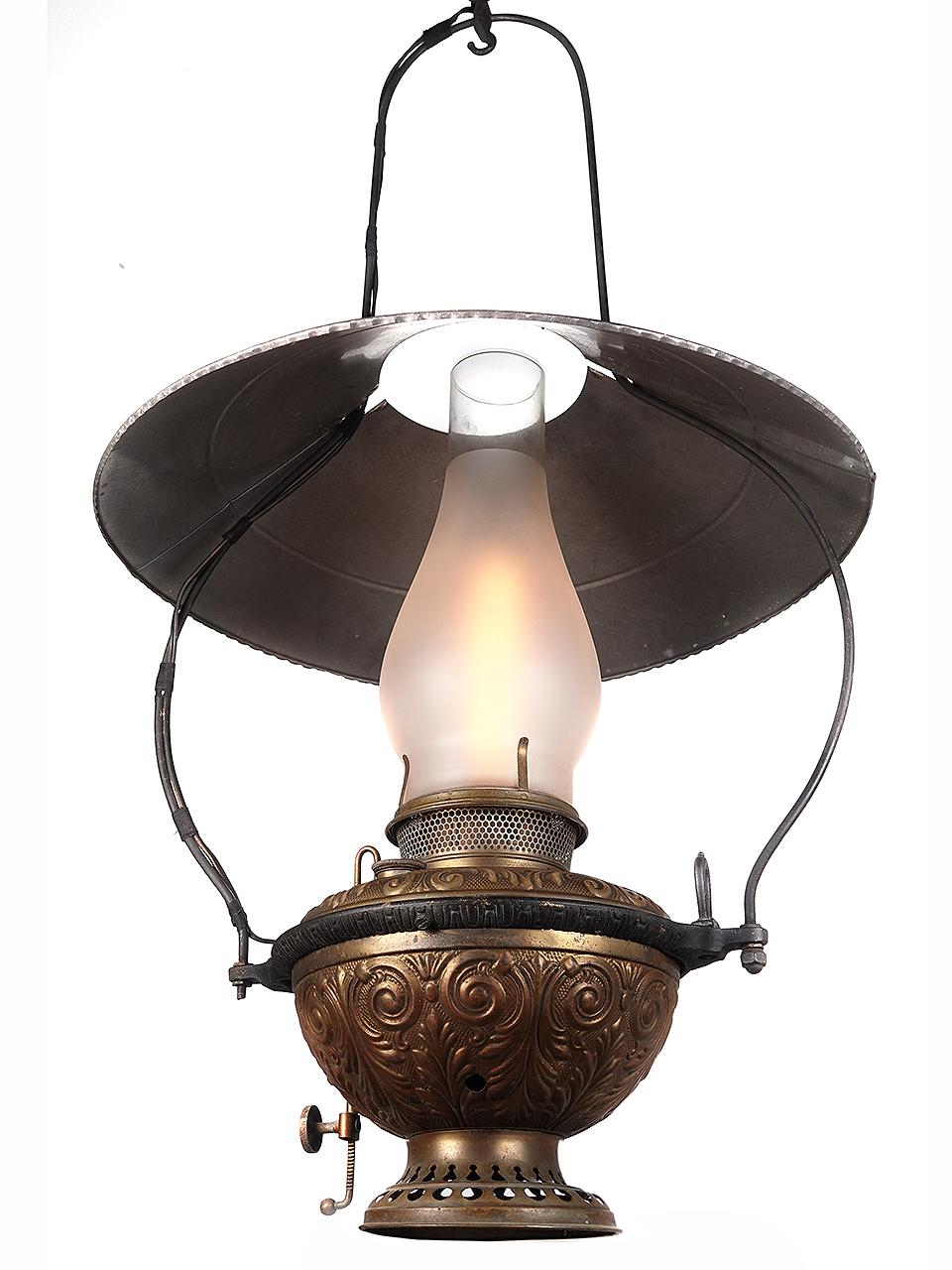 Dies ist eine große, beeindruckende Öllampe aus der Zeit um 1883. Es handelt sich um den Typ, der damals hauptsächlich in Salons und Gemischtwarenläden verwendet wurde. Dies ist ein seltener Überlebenskünstler.