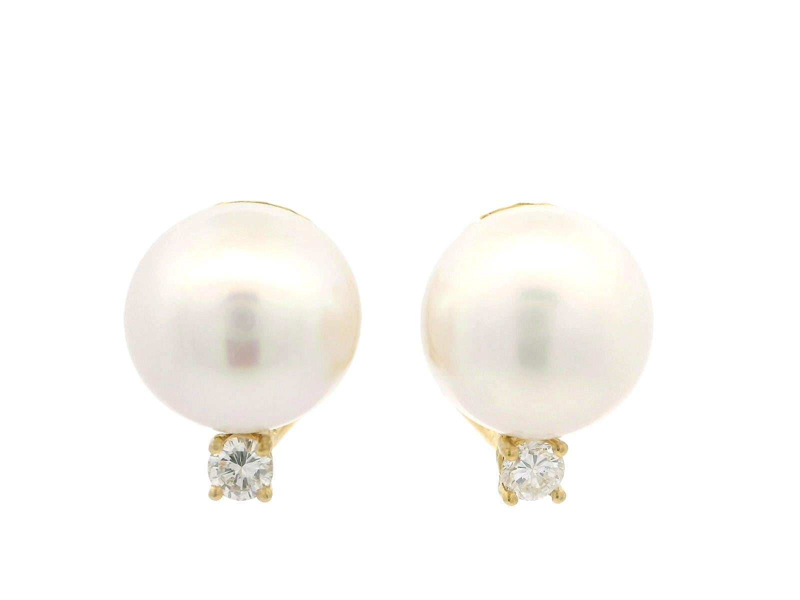 Pendientes clásicos de oro de 18 quilates con perlas grandes de 13 mm y botón de diamante de 0,40 ctw