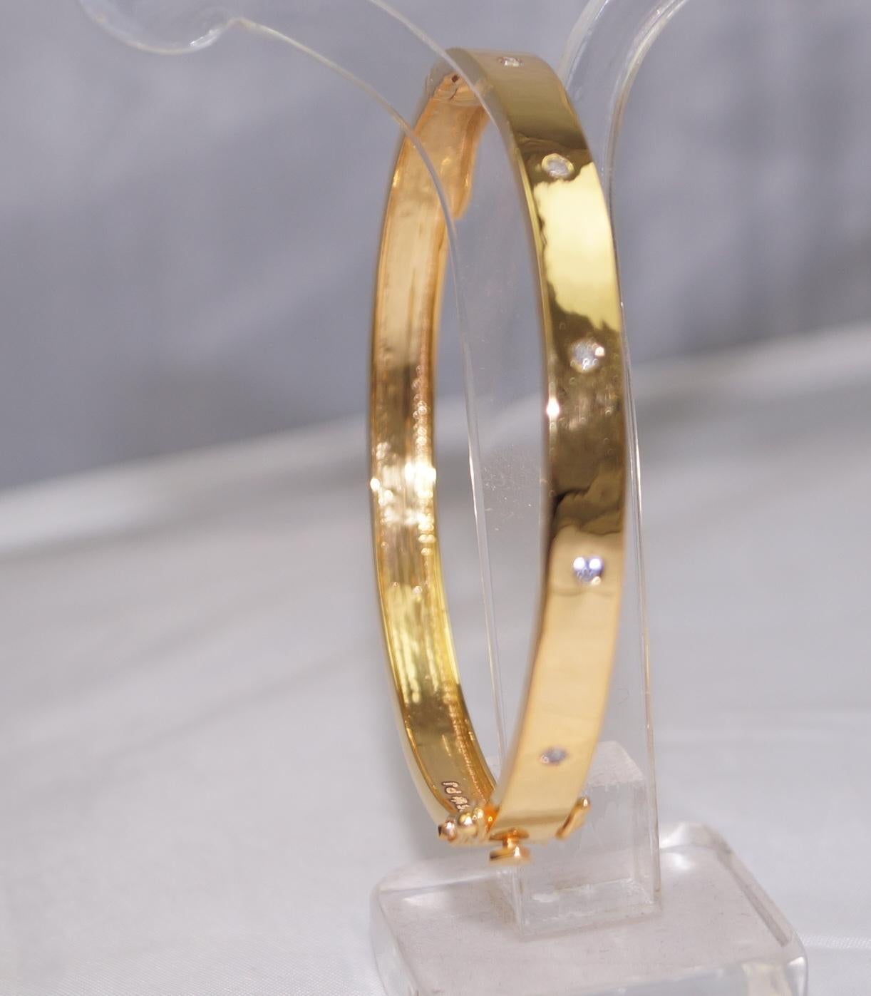 Classic 18K Gold Hinged Bracelet with 5 Diamonds In New Condition For Sale In Delhi, DL