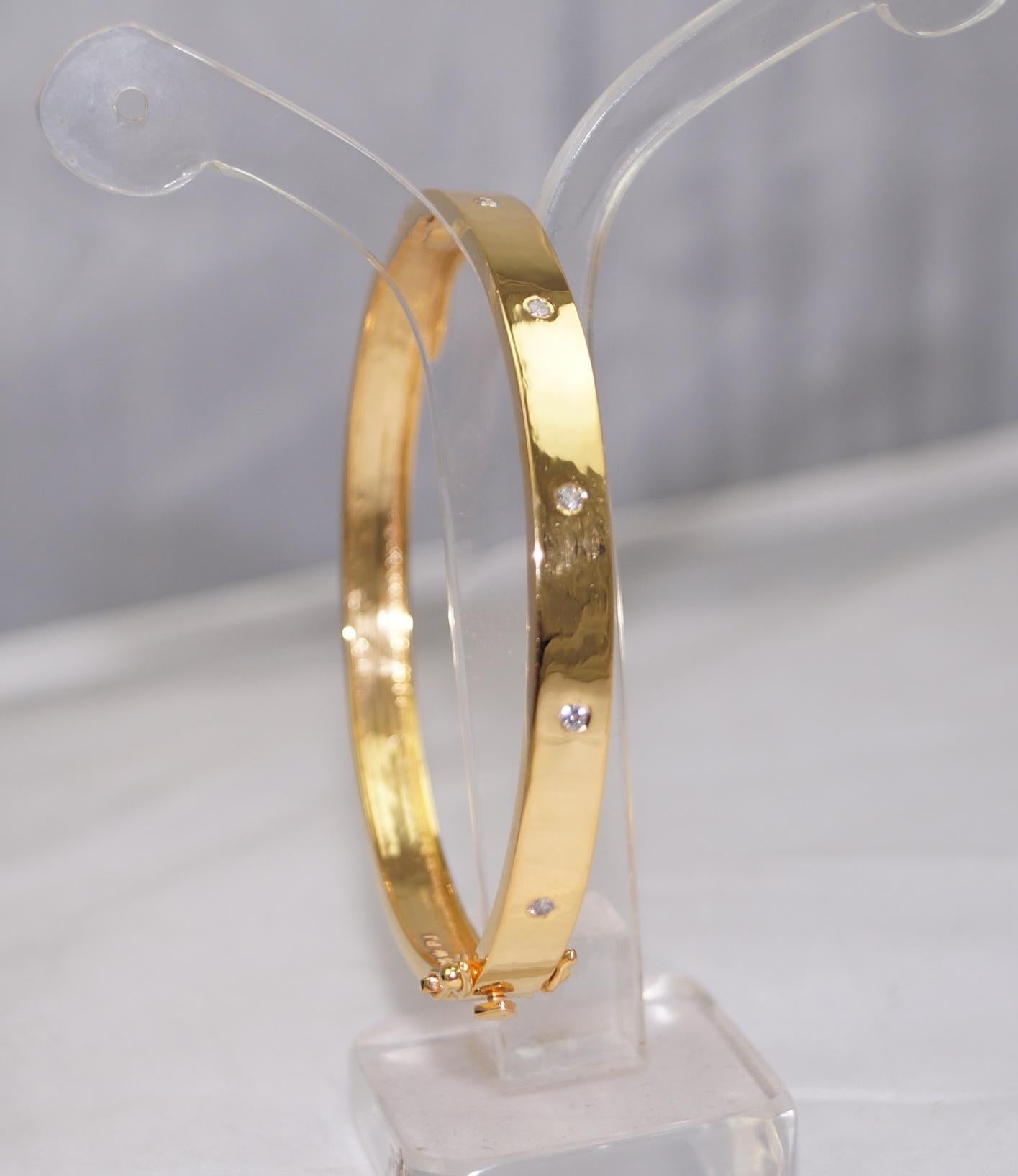 Women's or Men's Classic 18K Gold Hinged Bracelet with 5 Diamonds For Sale