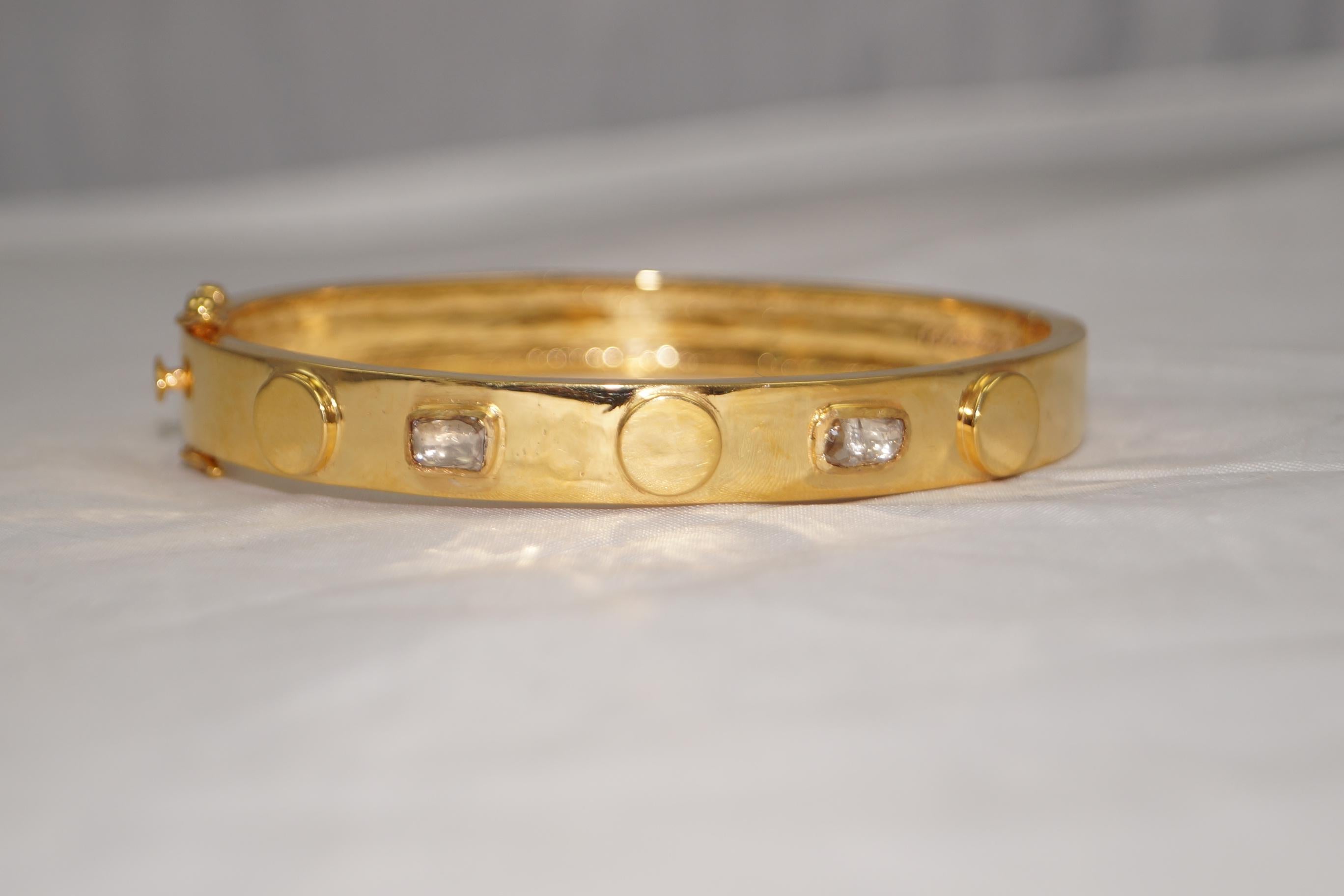 Grezzo Bracciale a cerniera in oro 18 carati con disco e veri diamanti grezzi in vendita
