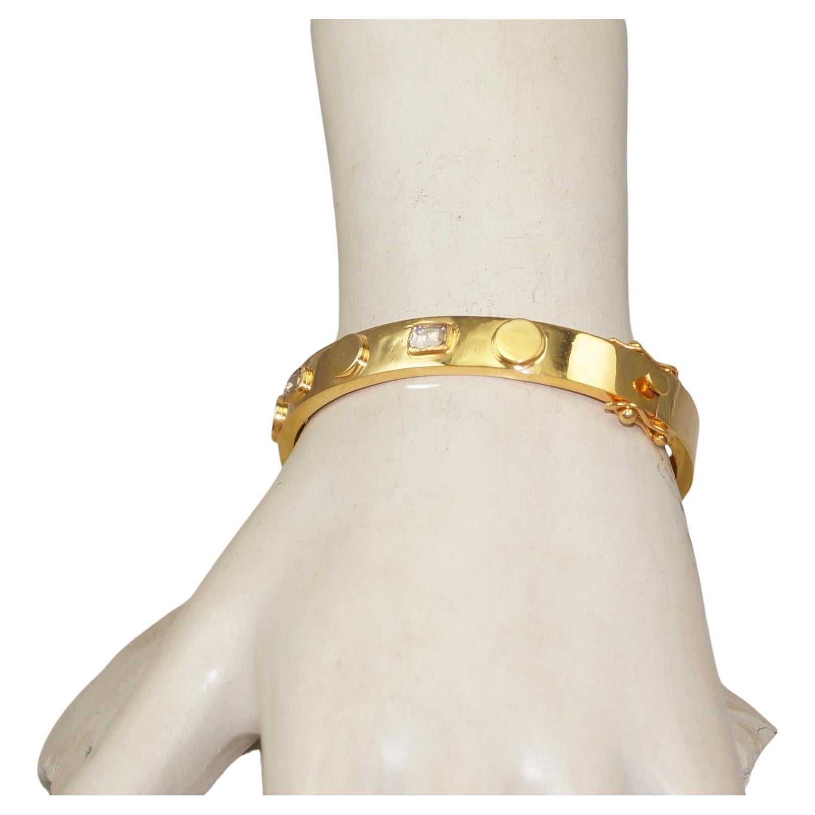 Arricchisci la tua collezione di gioielli con questo squisito bracciale a cerniera in oro 18 carati, dal peso di 20,100 grammi e impreziosito da veri diamanti grezzi. Questo pezzo classico combina un design senza tempo con materiali di lusso,