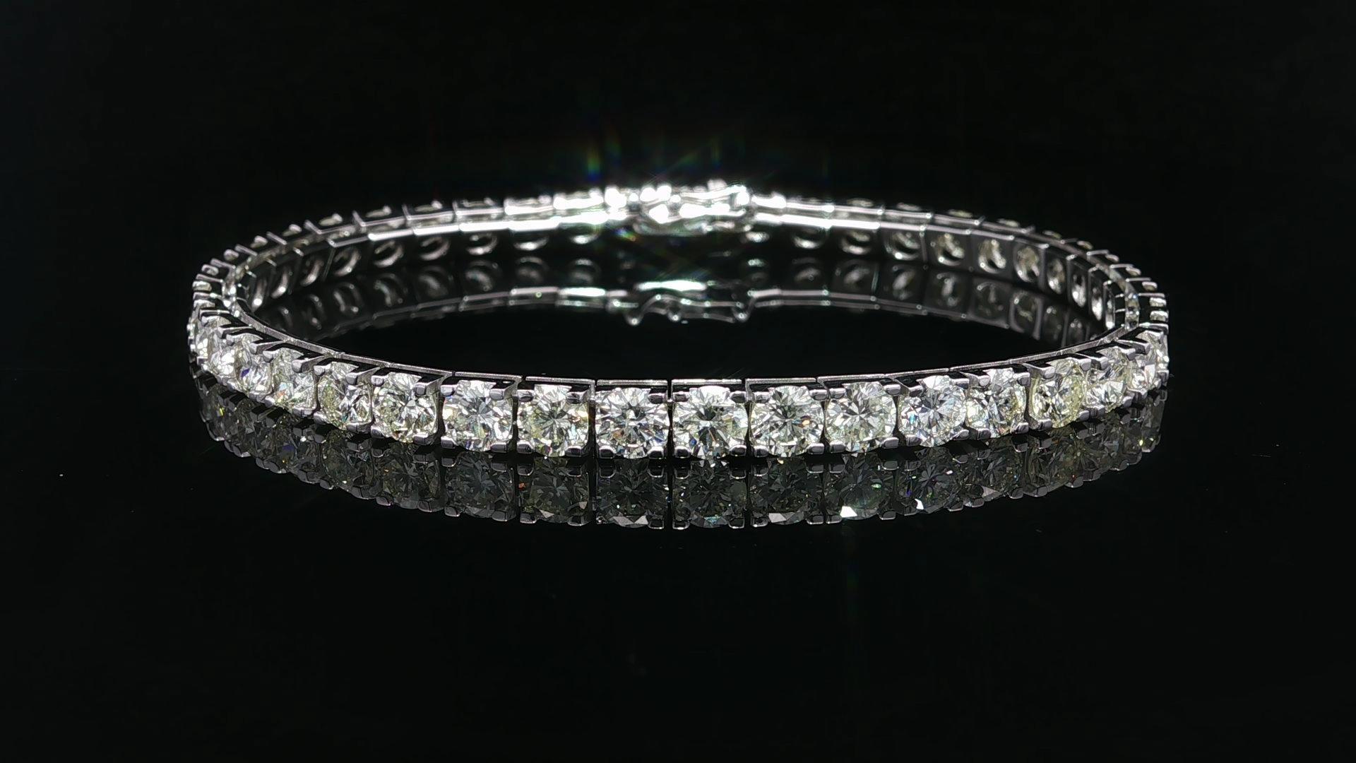 Klassische 18k Weißgold 11,50ctw Nizza große runde Diamanten Linie Tennis-Armband im Zustand „Hervorragend“ im Angebot in Montclair, NJ