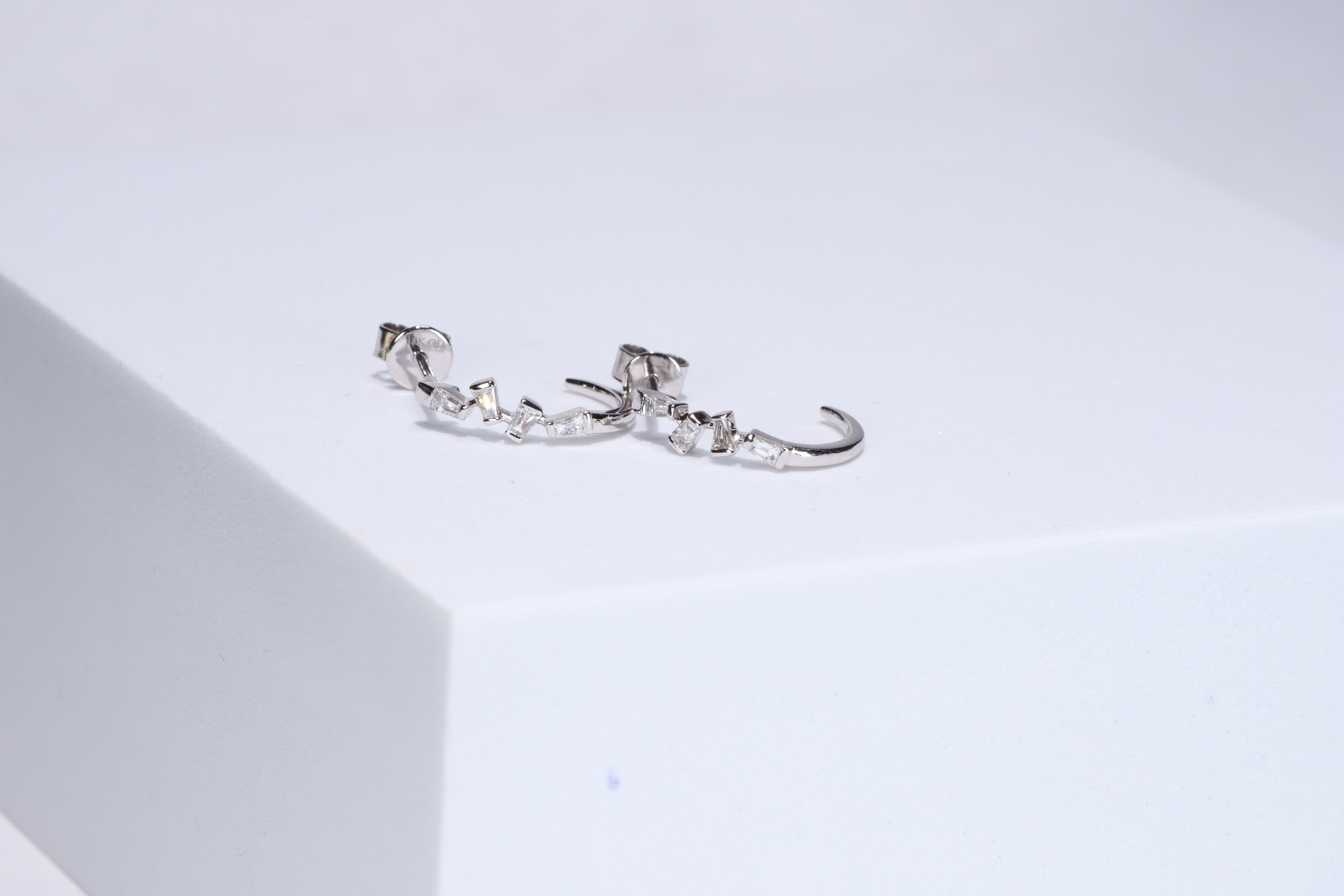 Art Deco Classic 18k White Gold Baguette-Cut White Diamond Accents Earring For Sale