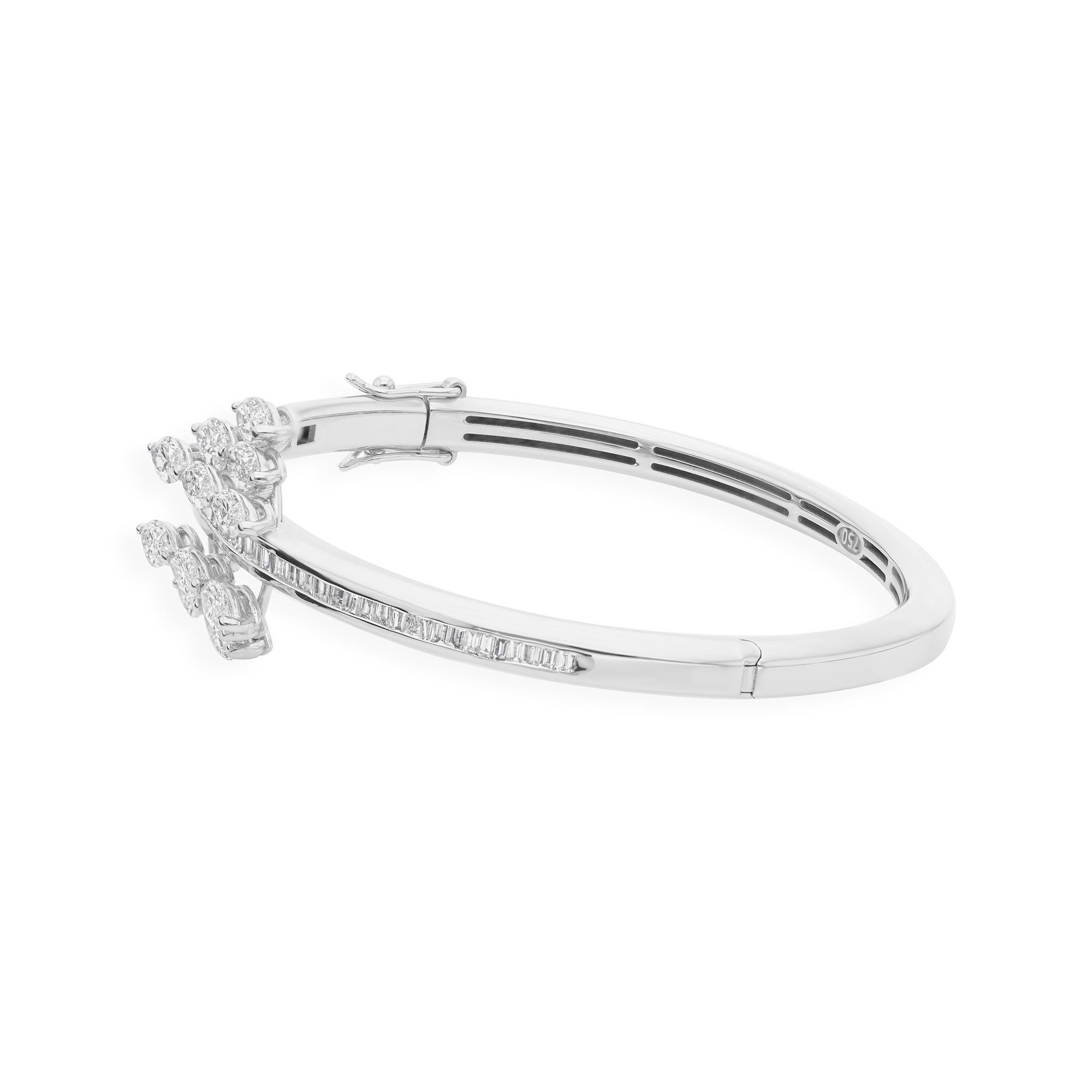 Modern Classic 18k White Gold Bangle Bracelet with 4.05cts Diamond Cluster Fine Jewelry For Sale