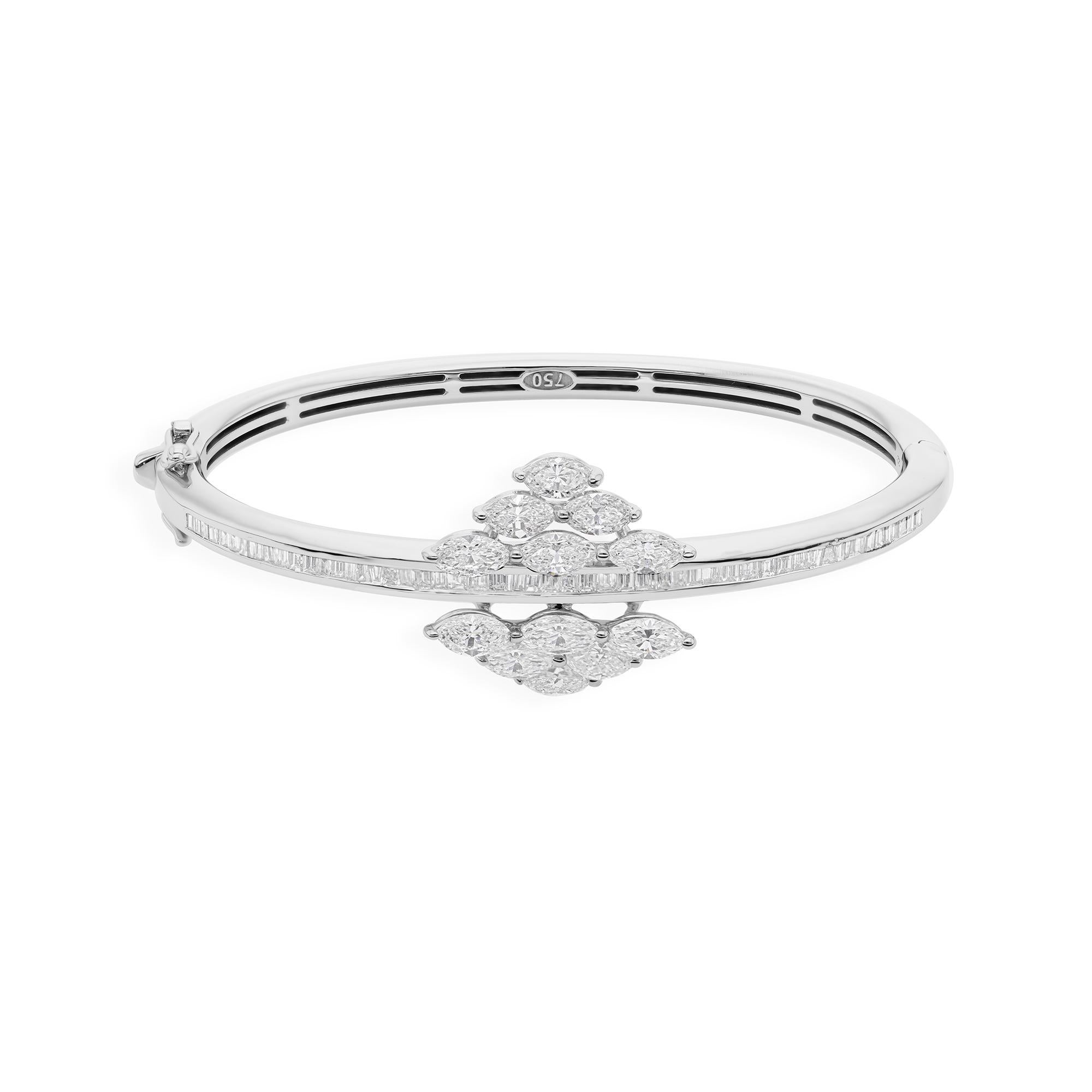 Women's Classic 18k White Gold Bangle Bracelet with 4.05cts Diamond Cluster Fine Jewelry For Sale