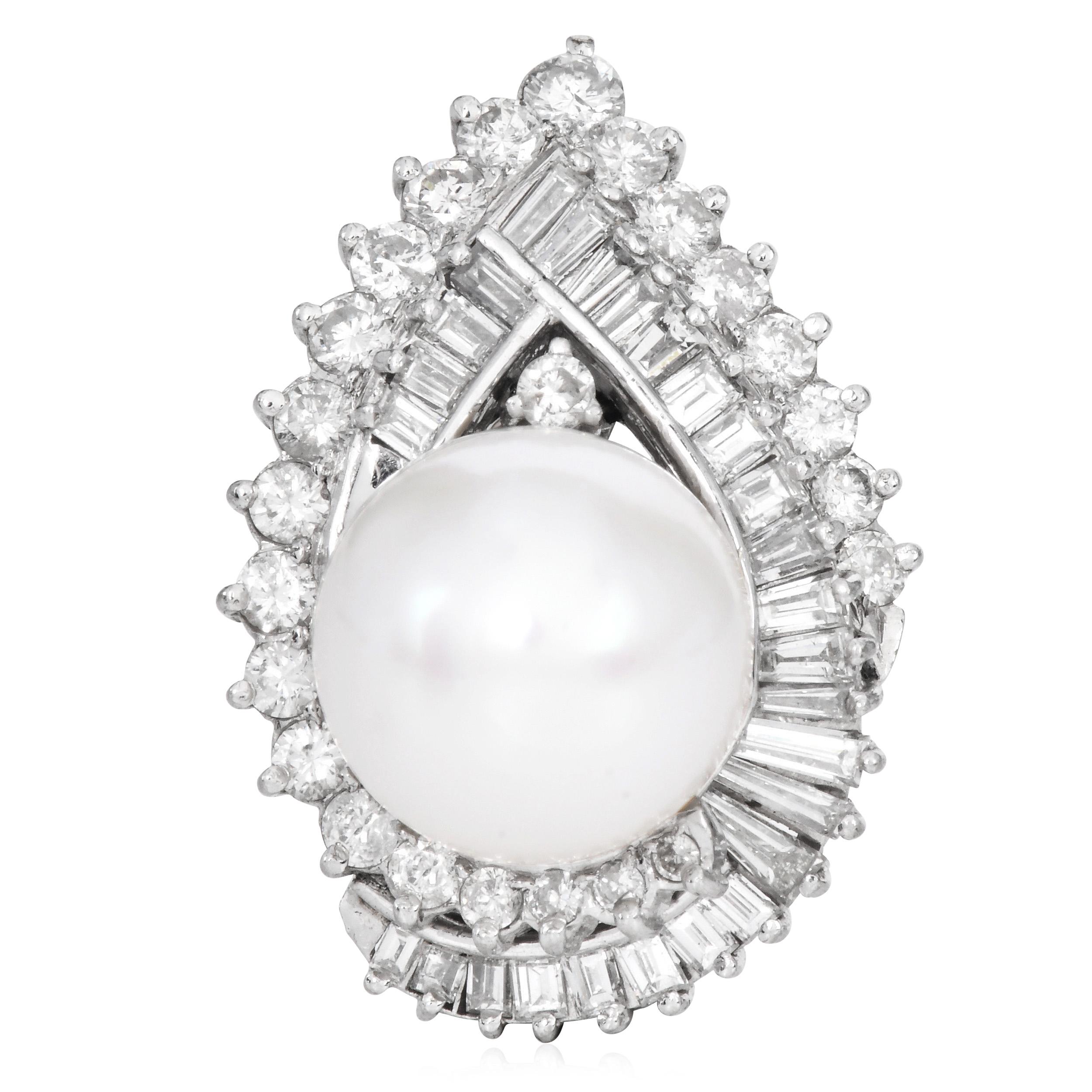 Klassische 18K Weißgold Perlen-Diamant-Ohrringe mit Clip im Zustand „Hervorragend“ im Angebot in Miami, FL