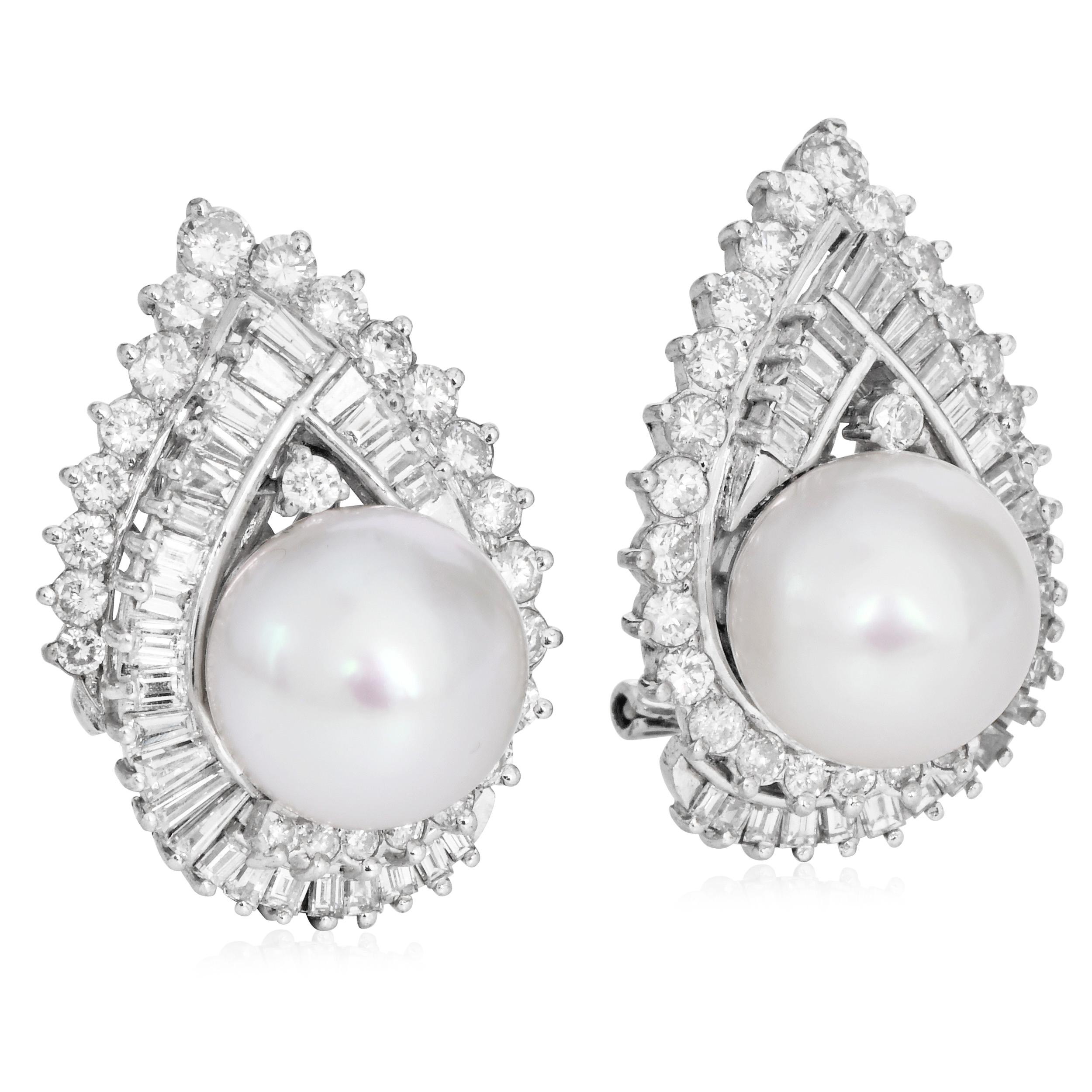Klassische 18K Weißgold Perlen-Diamant-Ohrringe mit Clip im Angebot 1