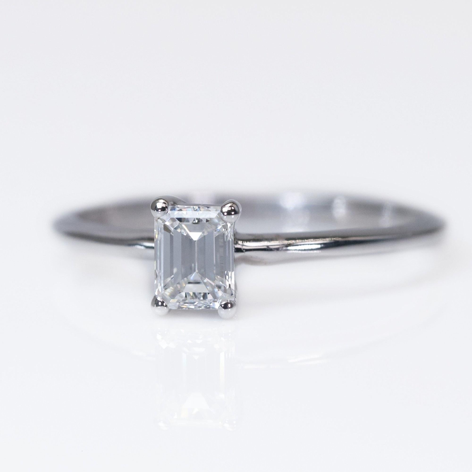 Classic 18K White Gold Ring with 0.41 carat Natural Diamond- GIA Certificate For Sale 2