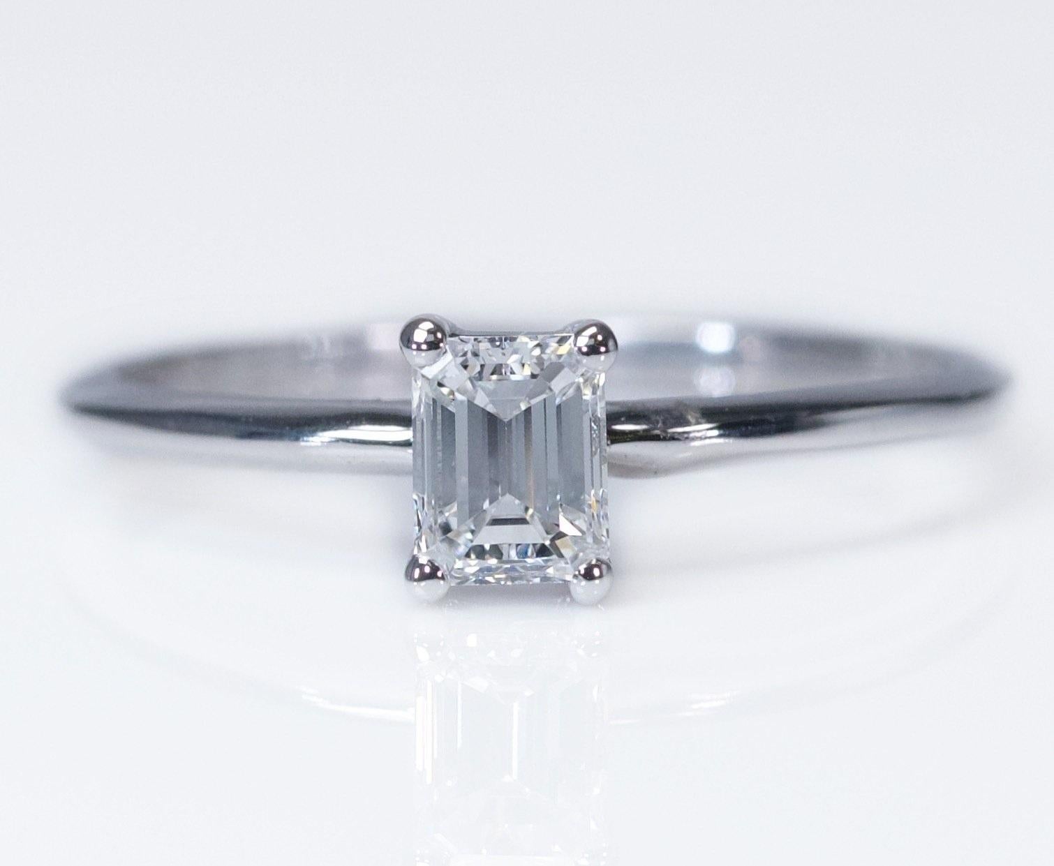 Classic 18K White Gold Ring with 0.41 carat Natural Diamond- GIA Certificate For Sale 3