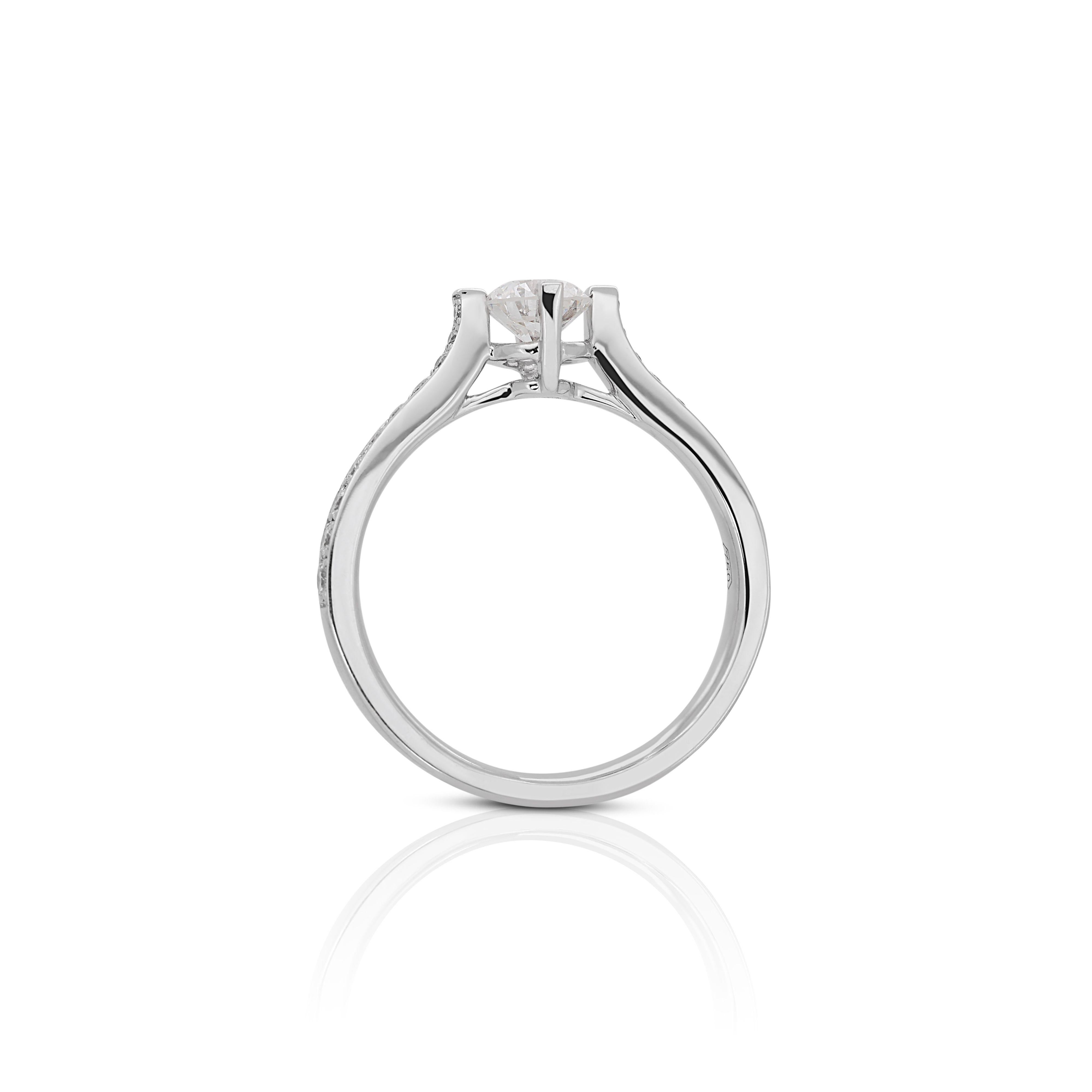 Klassischer Ring aus 18 Karat Weigold mit 0,74 Karat  Natrliche Diamanten  GIA-Zertifikat im Zustand „Neu“ im Angebot in רמת גן, IL