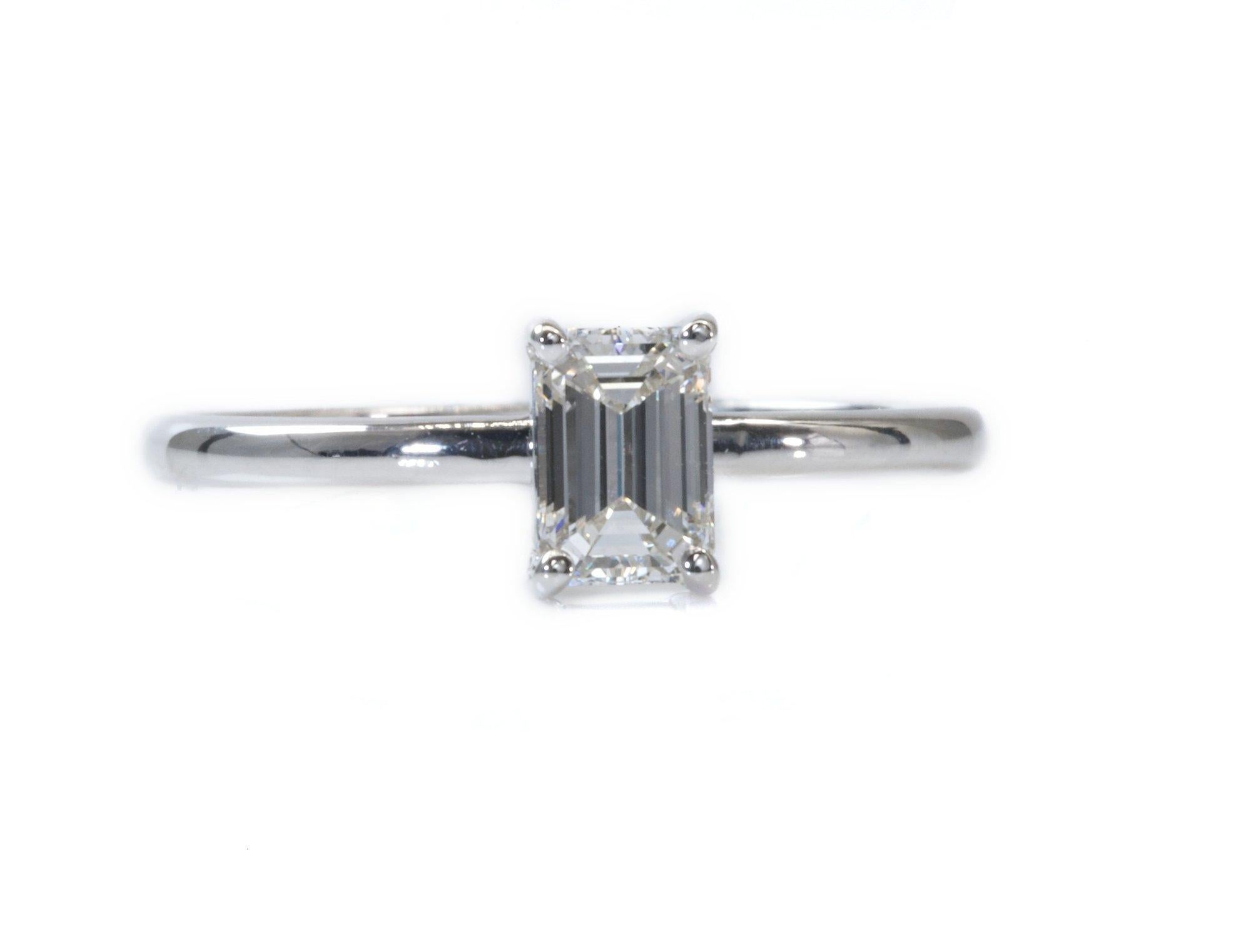 Classic 18K White Gold Ring with 0.90 carat Natural Diamonds- GIA Certificate For Sale 1