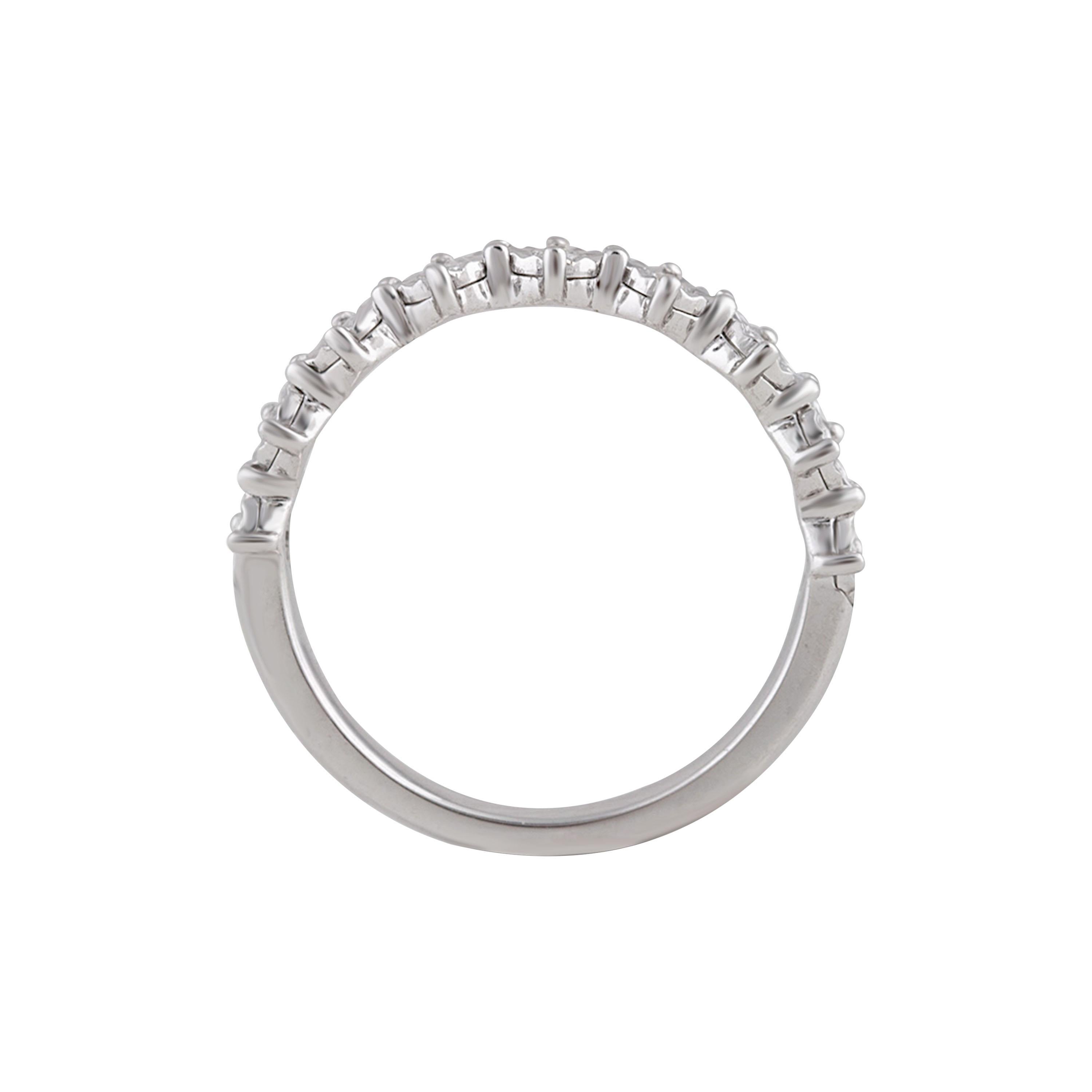 Classic 18 Karat White Gold Ring with Illusion Set Diamonds In New Condition In Mumbai, Maharashtra