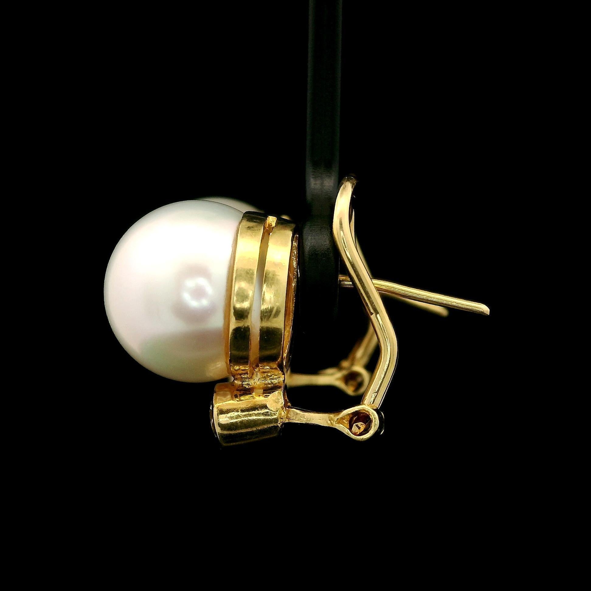 Orecchini Eleg in oro giallo 18k con perla bianca da 12 mm e diamante da 0,30 ct. in vendita 5