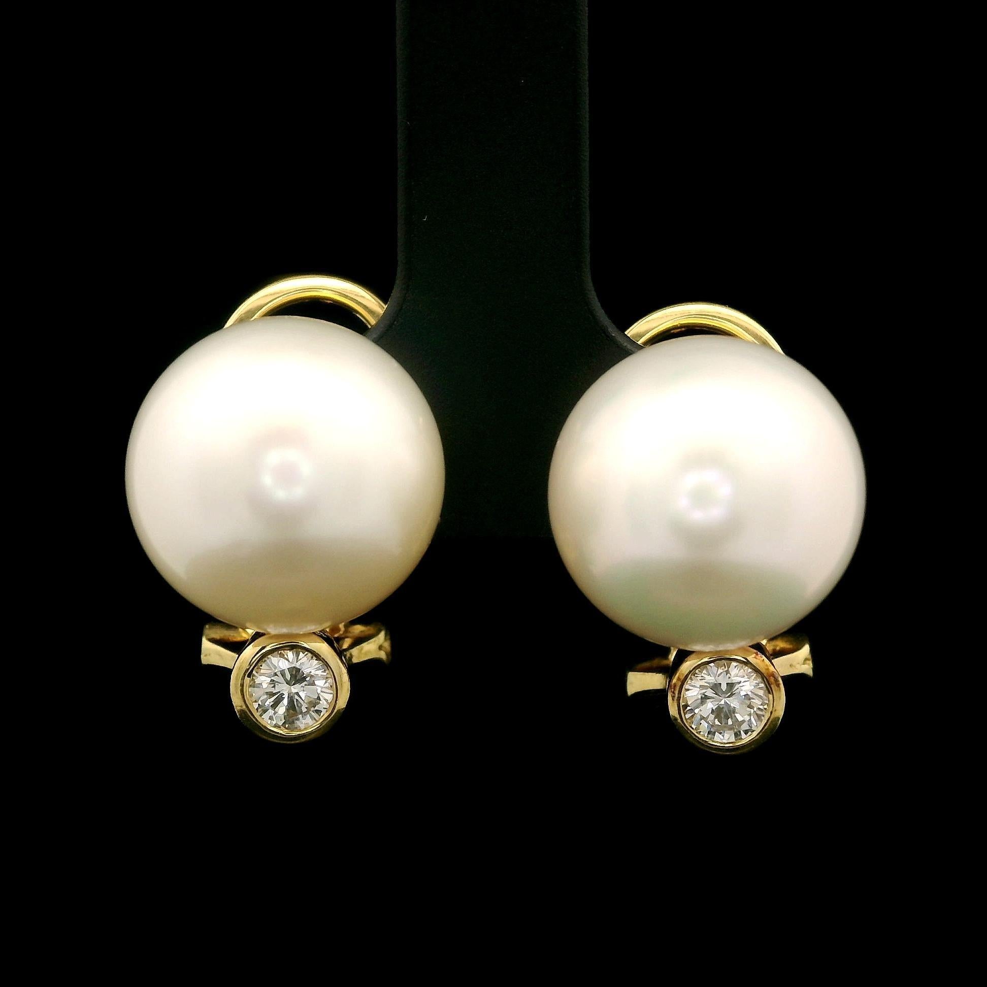 Orecchini Eleg in oro giallo 18k con perla bianca da 12 mm e diamante da 0,30 ct. in vendita 7