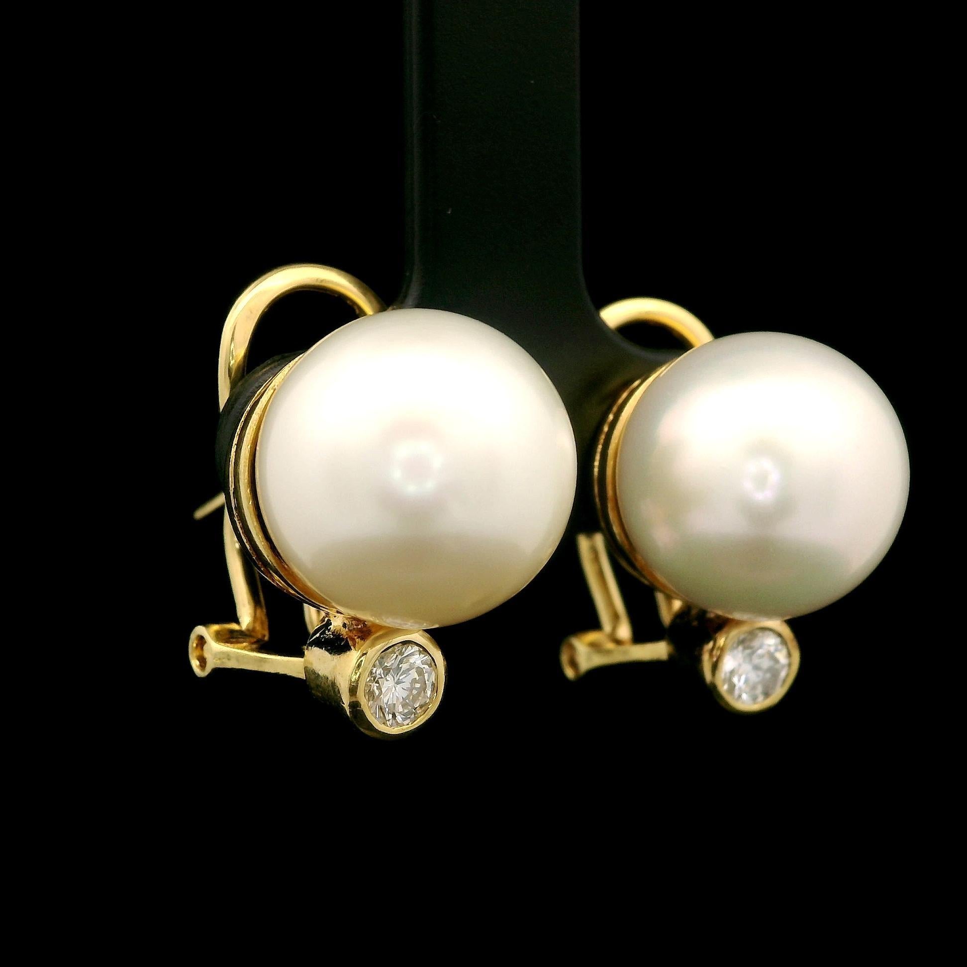 Orecchini Eleg in oro giallo 18k con perla bianca da 12 mm e diamante da 0,30 ct. in vendita 8