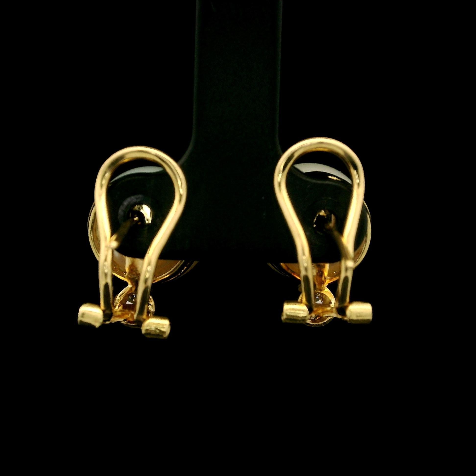 Taglio rotondo Orecchini Eleg in oro giallo 18k con perla bianca da 12 mm e diamante da 0,30 ct. in vendita