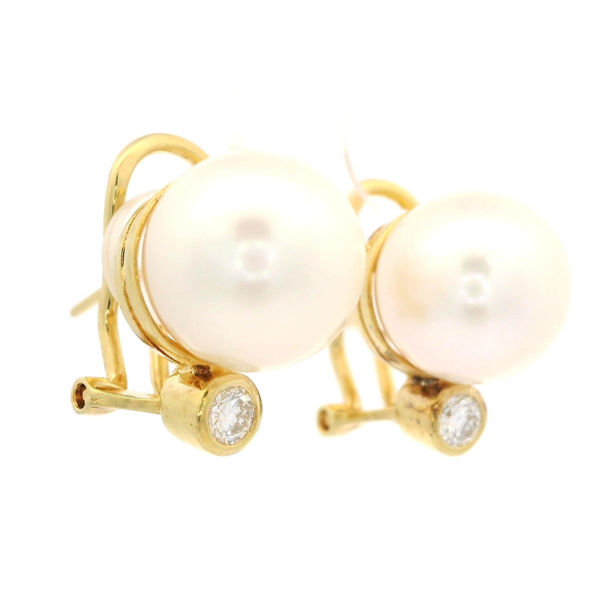 Orecchini Eleg in oro giallo 18k con perla bianca da 12 mm e diamante da 0,30 ct. In condizioni ottime in vendita a Montclair, NJ