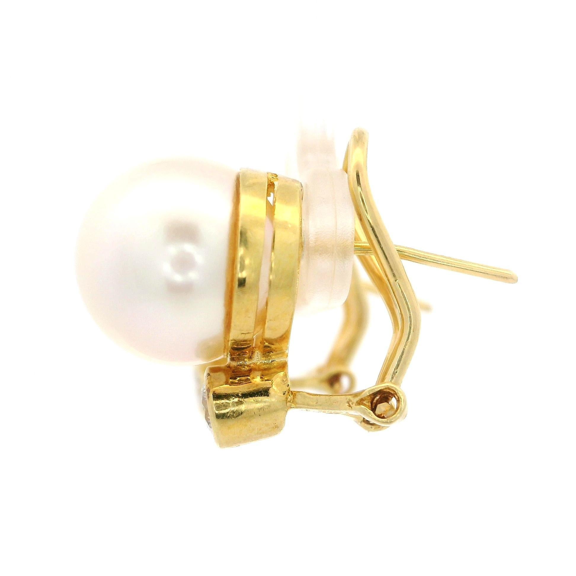 Orecchini Eleg in oro giallo 18k con perla bianca da 12 mm e diamante da 0,30 ct. in vendita 1