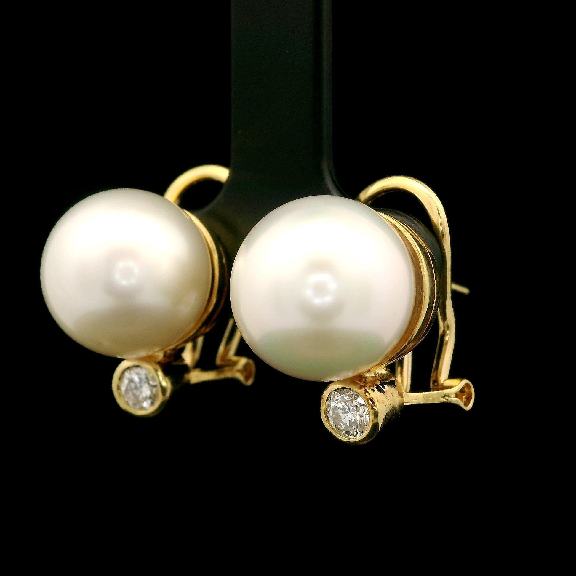 Orecchini Eleg in oro giallo 18k con perla bianca da 12 mm e diamante da 0,30 ct. in vendita 4