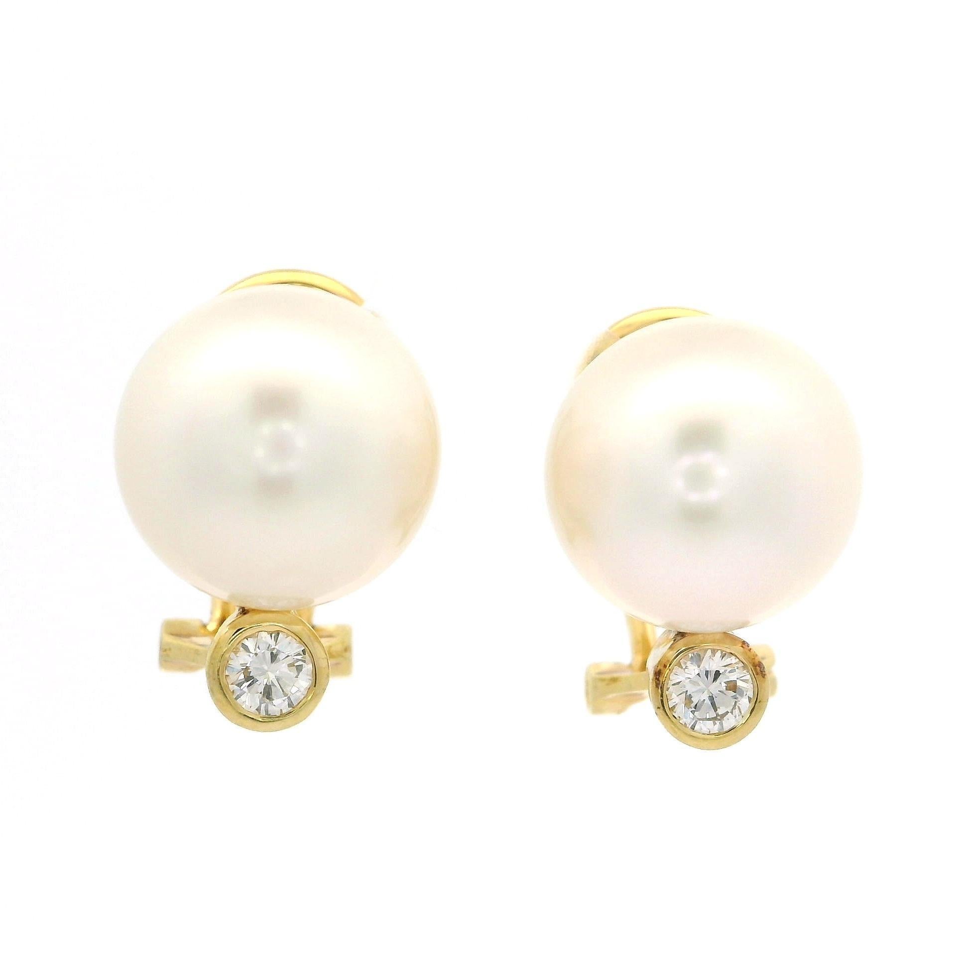 Classic 18k Gelbgold 12mm weiße Perle 0,30ctw Lünette Diamant Elegance Ohrringe