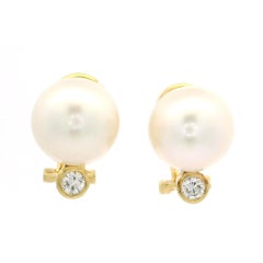 Classic 18k Gelbgold 12mm weiße Perle 0,30ctw Lünette Diamant Elegance Ohrringe