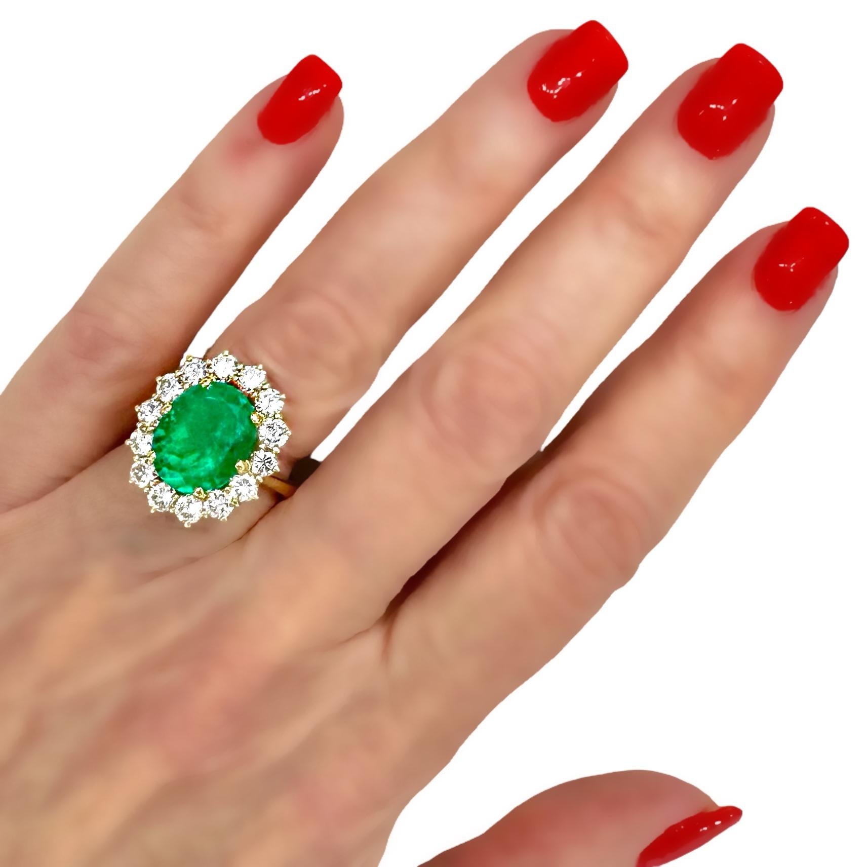 Classic 18K Yellow Gold Cocktail Ring with Oval Emerald Framed by Round Diamonds For Sale 4
