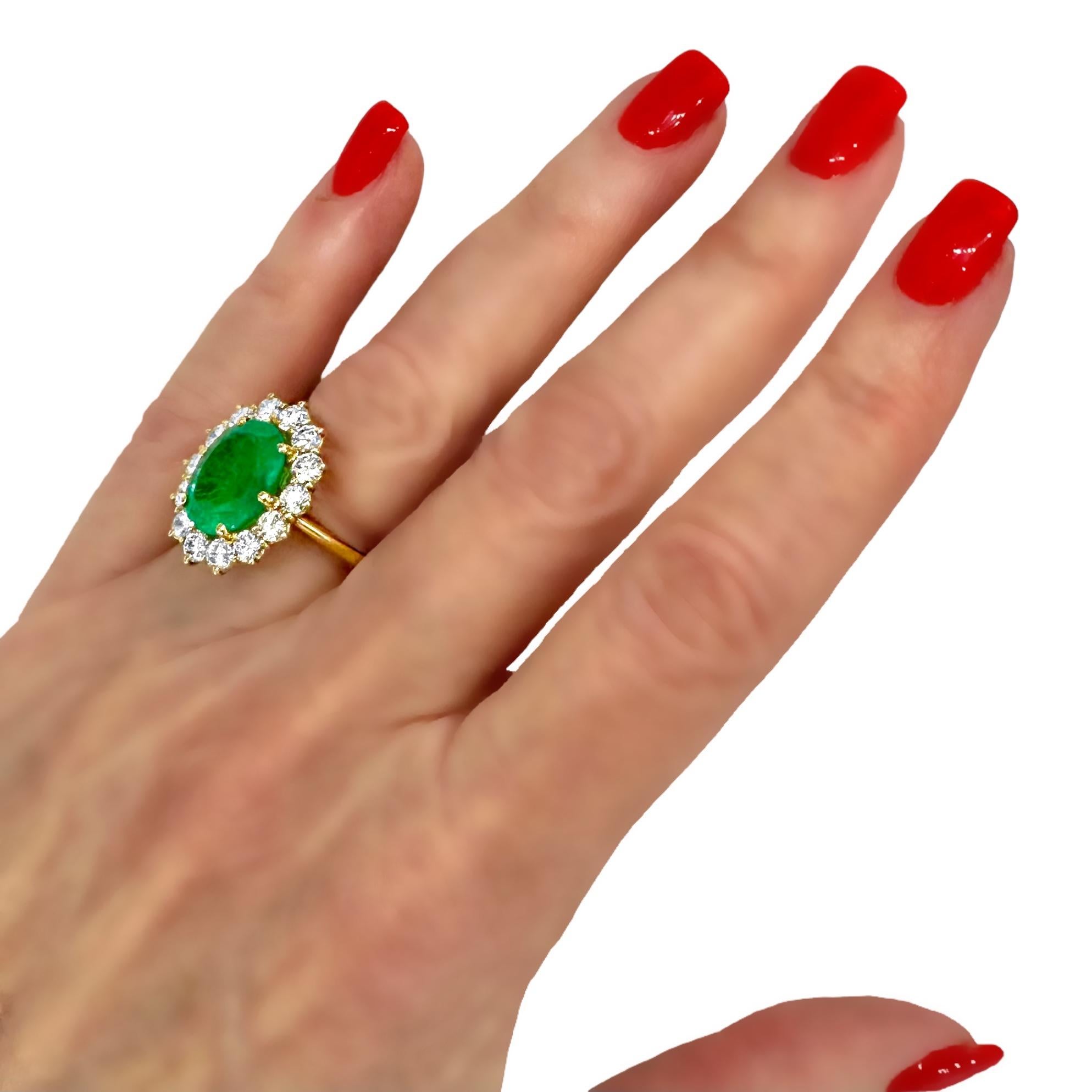 Classic 18K Yellow Gold Cocktail Ring with Oval Emerald Framed by Round Diamonds For Sale 5