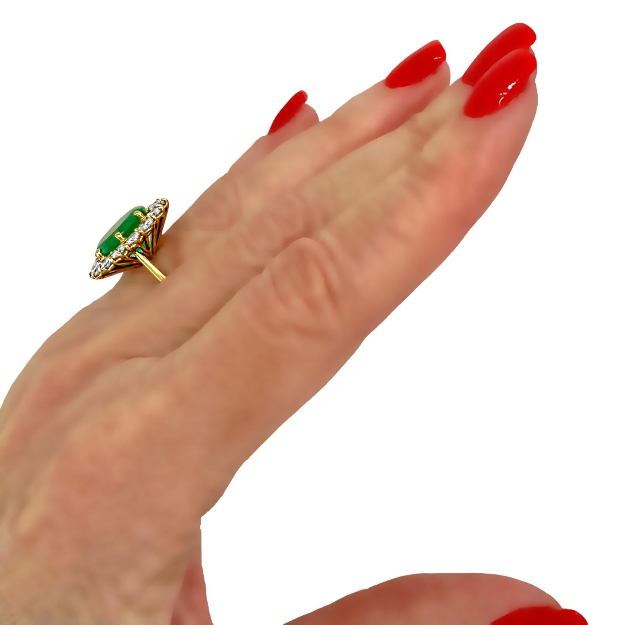 Classic 18K Yellow Gold Cocktail Ring with Oval Emerald Framed by Round Diamonds For Sale 6