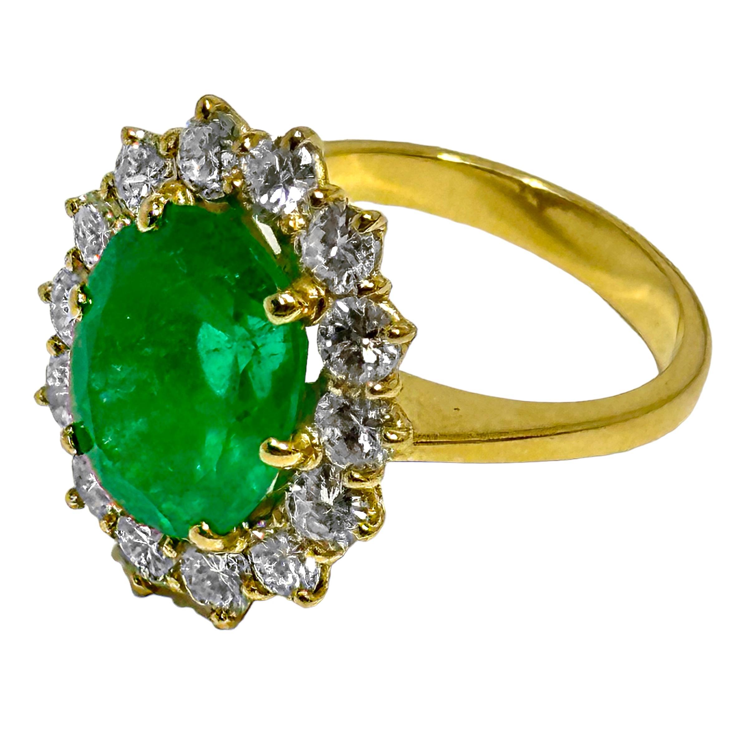 Modern Classic 18K Yellow Gold Cocktail Ring with Oval Emerald Framed by Round Diamonds For Sale