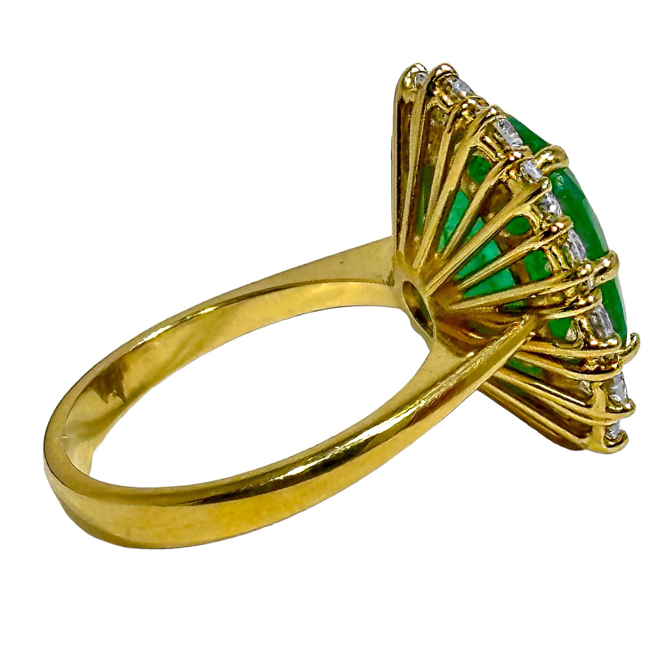 Classic 18K Yellow Gold Cocktail Ring with Oval Emerald Framed by Round Diamonds For Sale 1