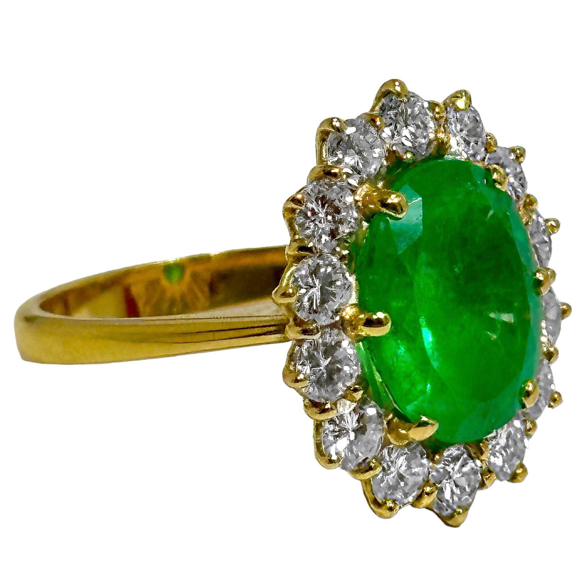 Classic 18K Yellow Gold Cocktail Ring with Oval Emerald Framed by Round Diamonds For Sale 2