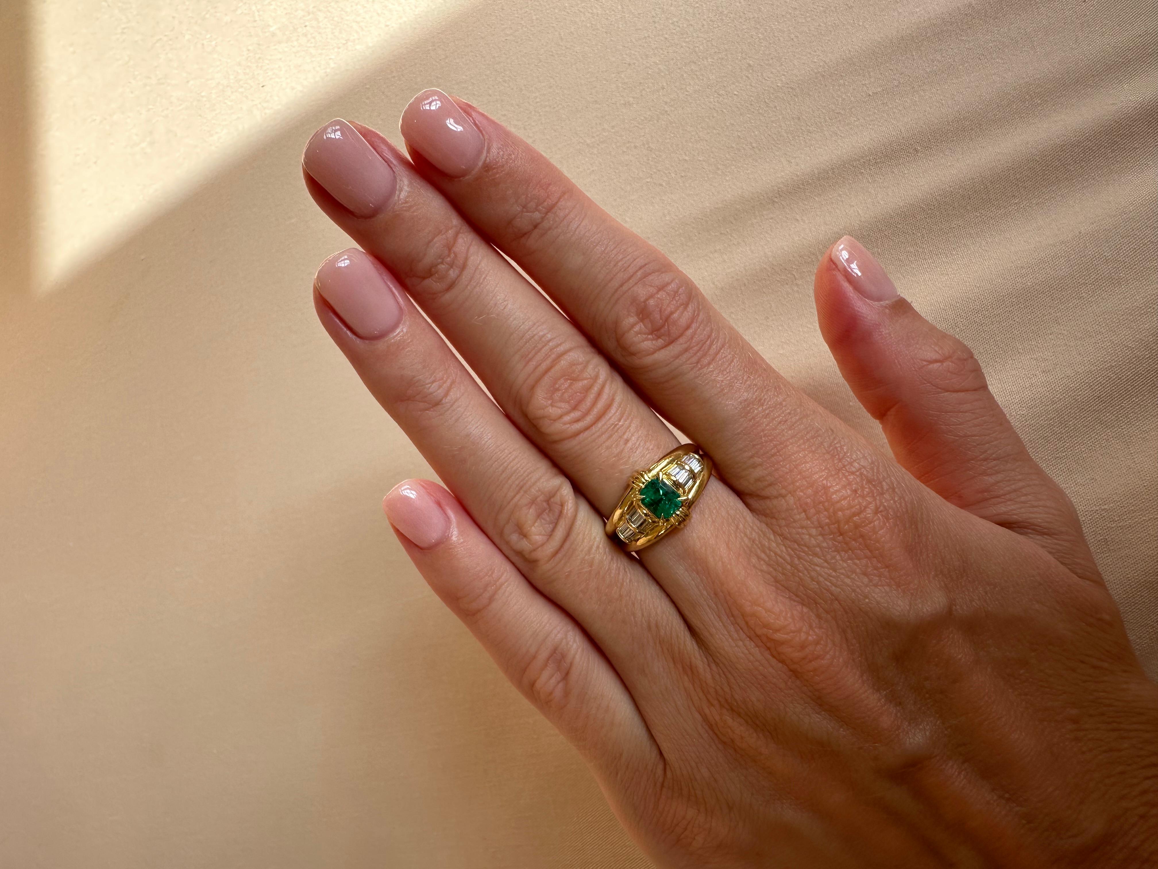 Classic 18K Yellow Gold Colombian Emerald and Diamond Ring In New Condition In Bangkok, Thailand