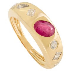 Anello classico a cupola in oro giallo 18 carati con rubino taglio ovale e diamanti taglio misto