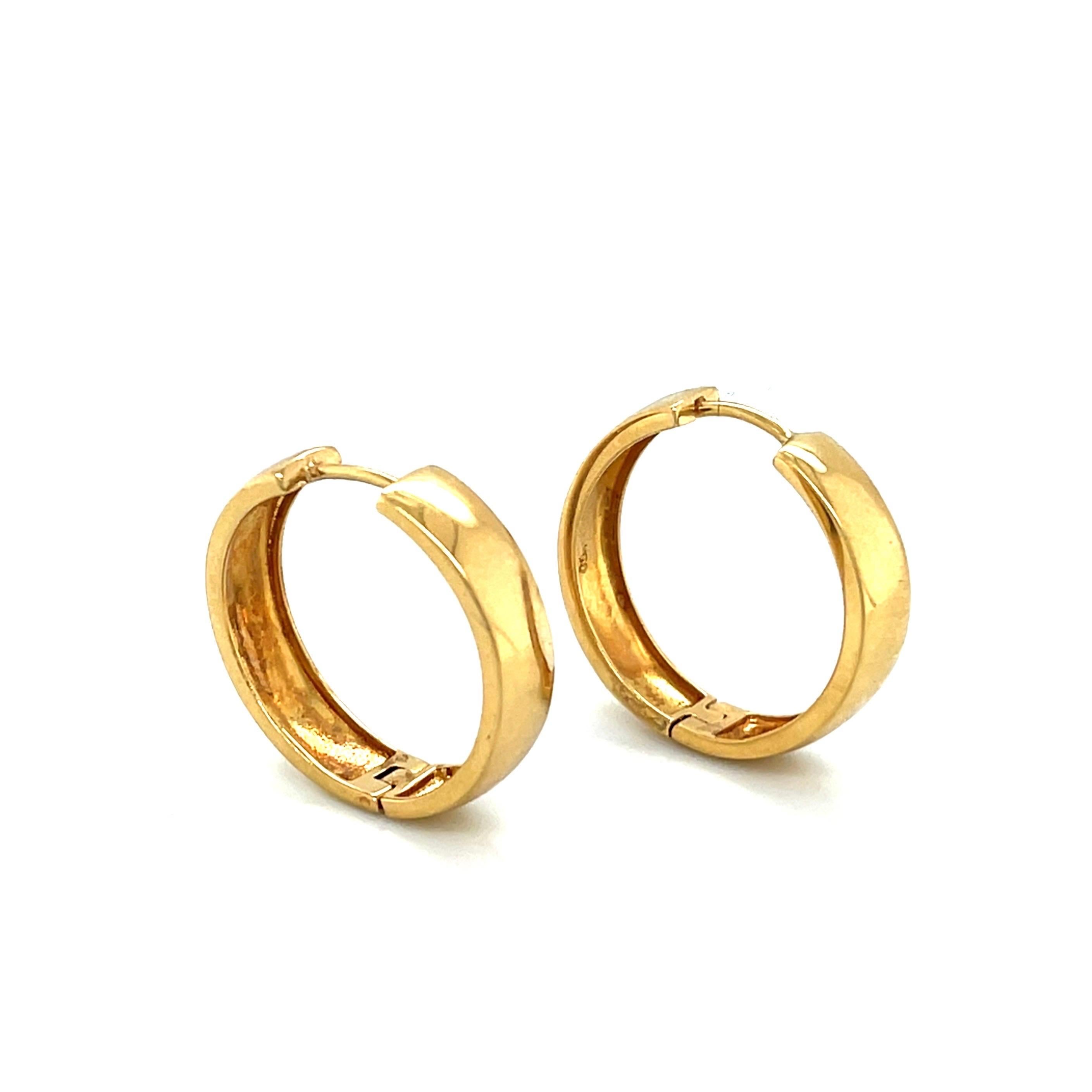 Ces boucles d'oreilles en or jaune 18 carats allient sophistication intemporelle et facilité d'utilisation au quotidien. Conçus avec une silhouette épurée et minimaliste, ces anneaux présentent une largeur audacieuse de 5 mm et un diamètre intérieur