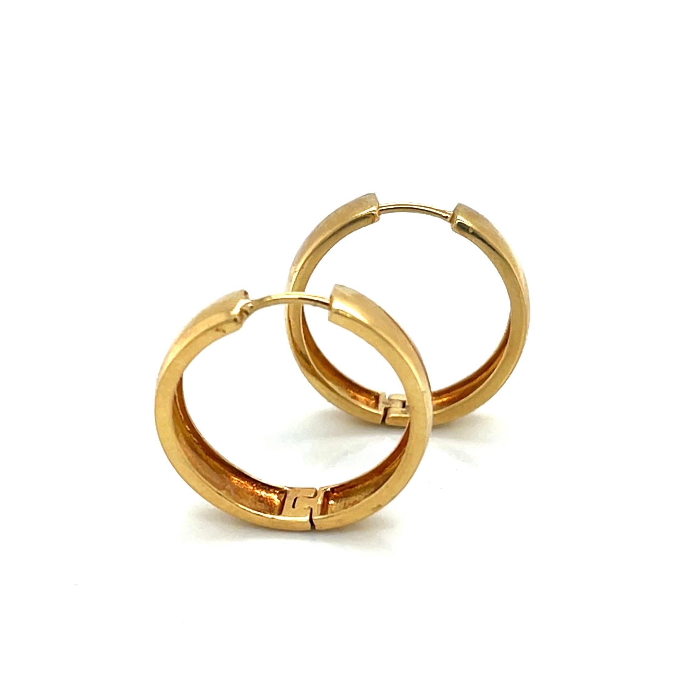 Contemporain Créoles classiques en or jaune 18K avec fermeture à charnière en vente