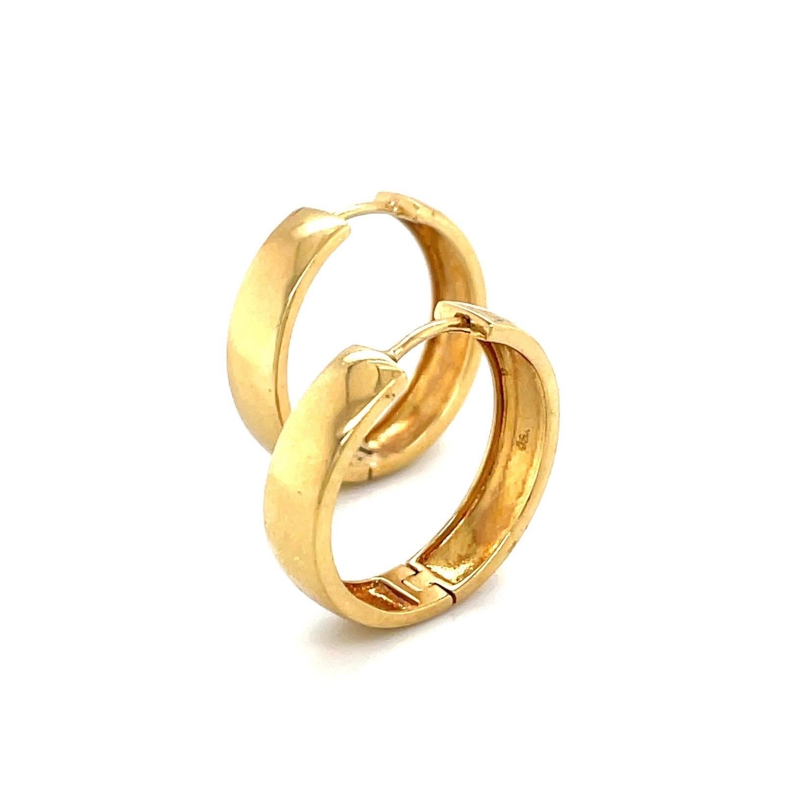 Créoles classiques en or jaune 18K avec fermeture à charnière Neuf - En vente à Ridgefield, CT