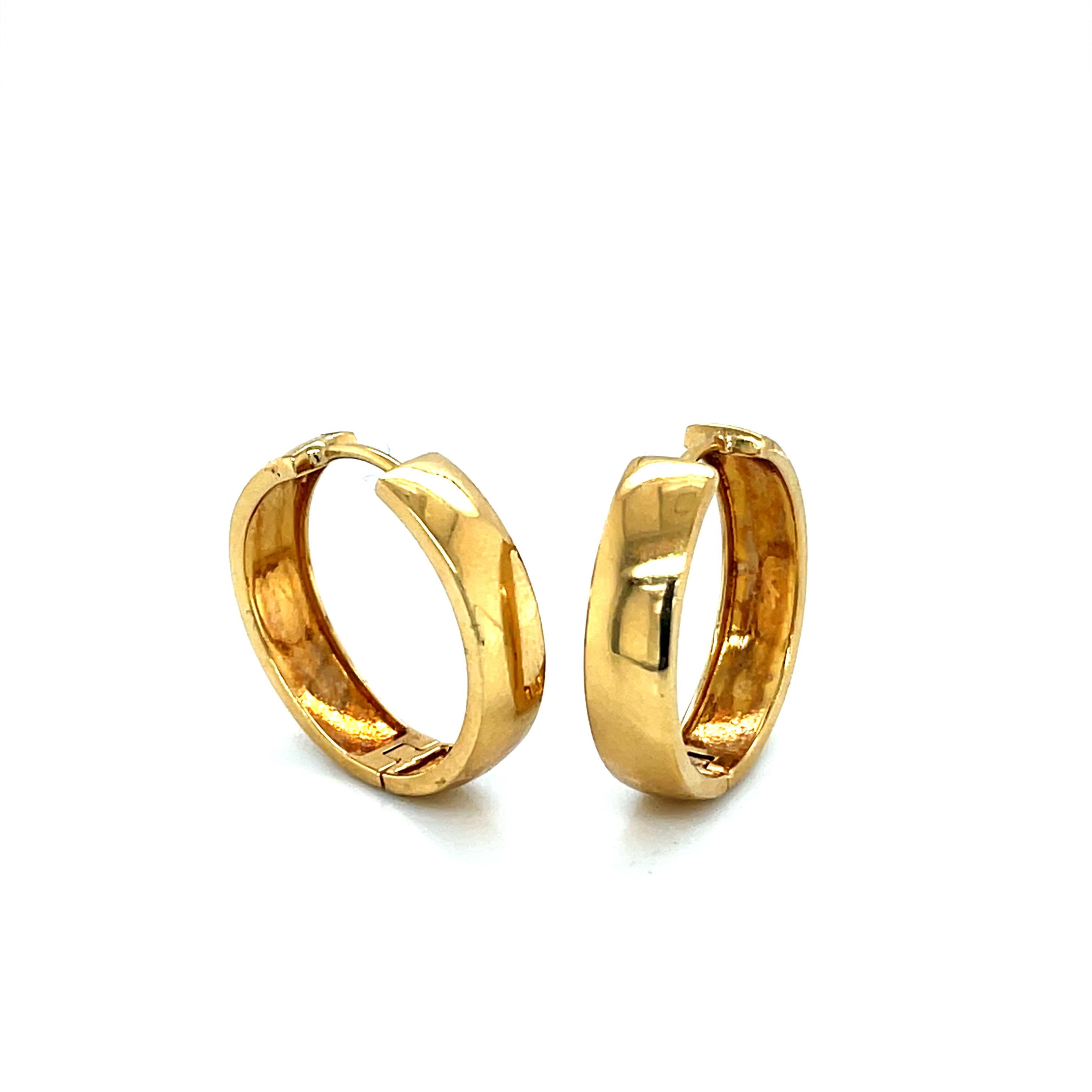 Créoles classiques en or jaune 18K avec fermeture à charnière Unisexe en vente