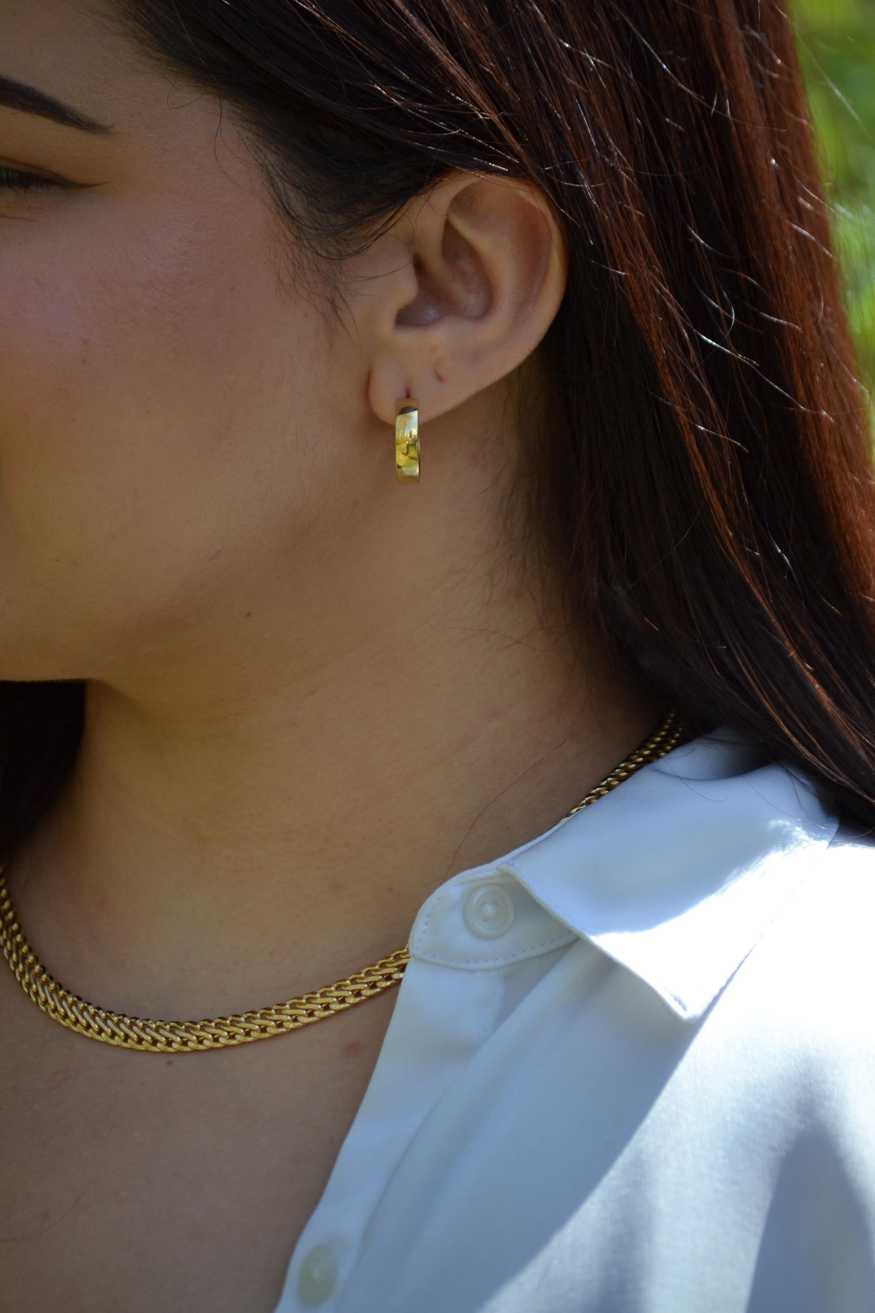 Créoles classiques en or jaune 18K avec fermeture à charnière en vente 1