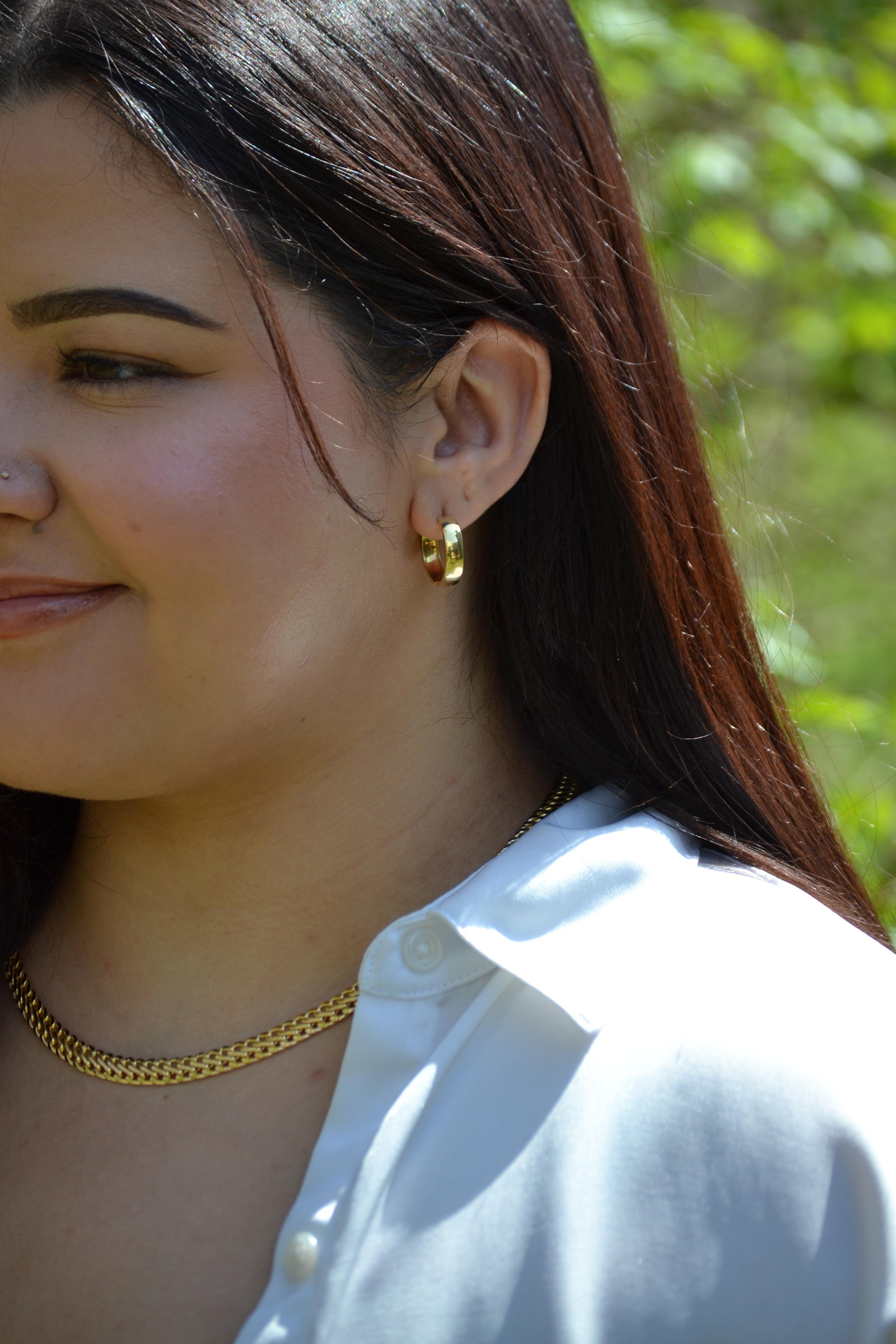 Créoles classiques en or jaune 18K avec fermeture à charnière en vente 3