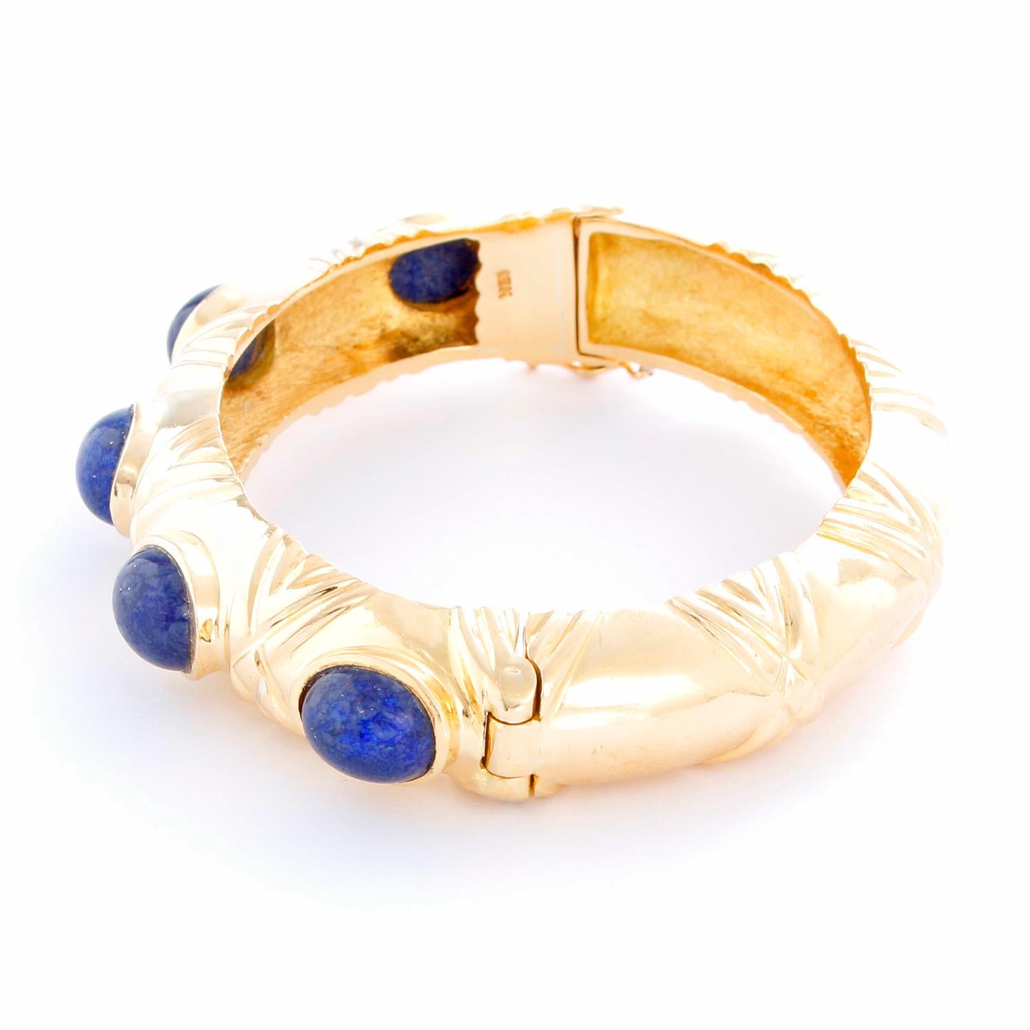 Bracelet classique en or jaune 18 carats Lapis Lazuli - Bracelet de forme ovale en or jaune 18 carats avec 5 pierres de Lapis Lazuli. S'adapte à un poignet jusqu'à 6 1/4 pouces. Poids total 63.1 grammes. Largeur totale 13 mm. D'occasion avec boîte