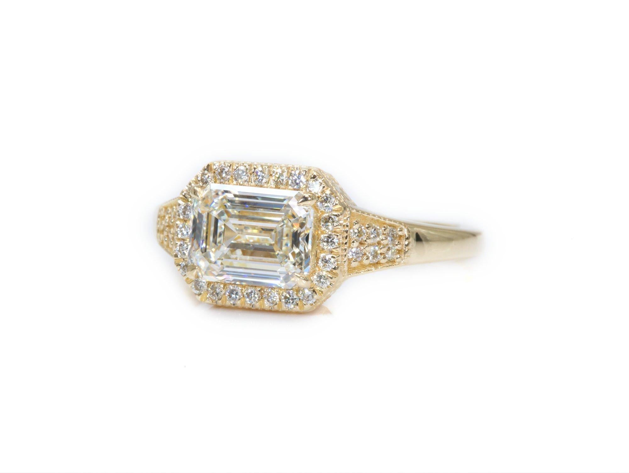 Women's Classic 18K Yellow Gold Ring with 1.67 Ct Natural Diamonds, AIG Certificate For Sale