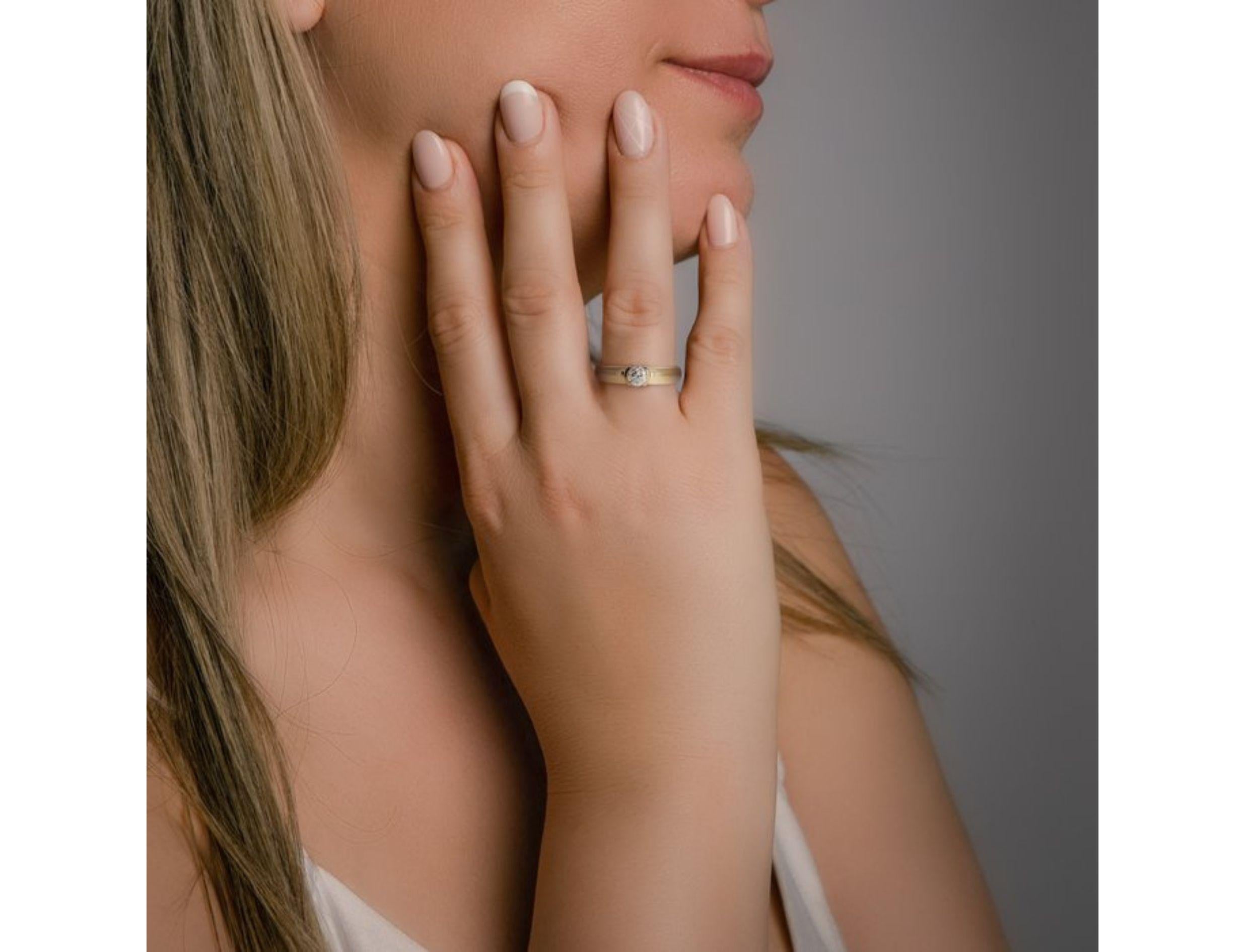 Lassen Sie sich von einem Ring verzaubern, der klassische Brillanz in einer modernen Fassung verkörpert. Diese schillernde Kreation besticht durch einen runden Diamanten von 0,54 Karat mit der Farbe F-G und der Reinheit VS1-VS2. Seine Facetten