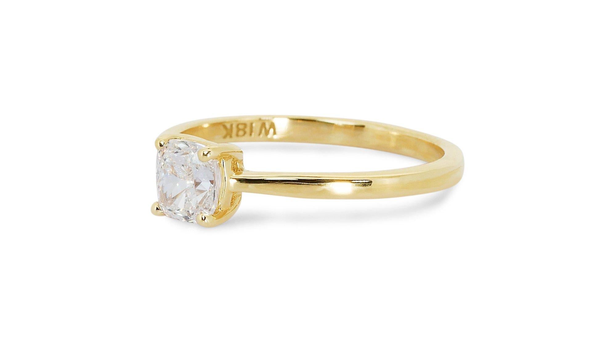 Bague solitaire classique en or jaune 18k avec diamant taille coussin 0,70 en vente 1