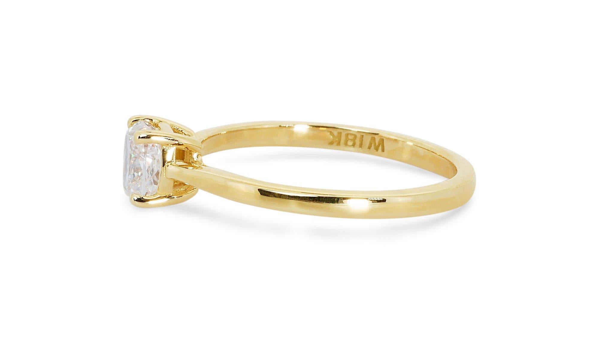 Classic 18k Yellow Gold Solitaire Ring with 0.70 Cushion Cut Diamond For Sale 3