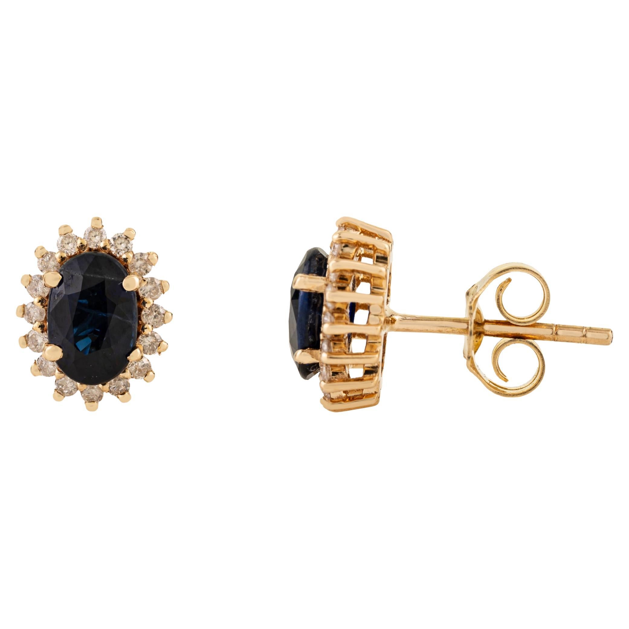 Boucles d
oreilles classiques en or jaune 18K avec saphir bleu de 1,34 carat et halo de diamants en vente